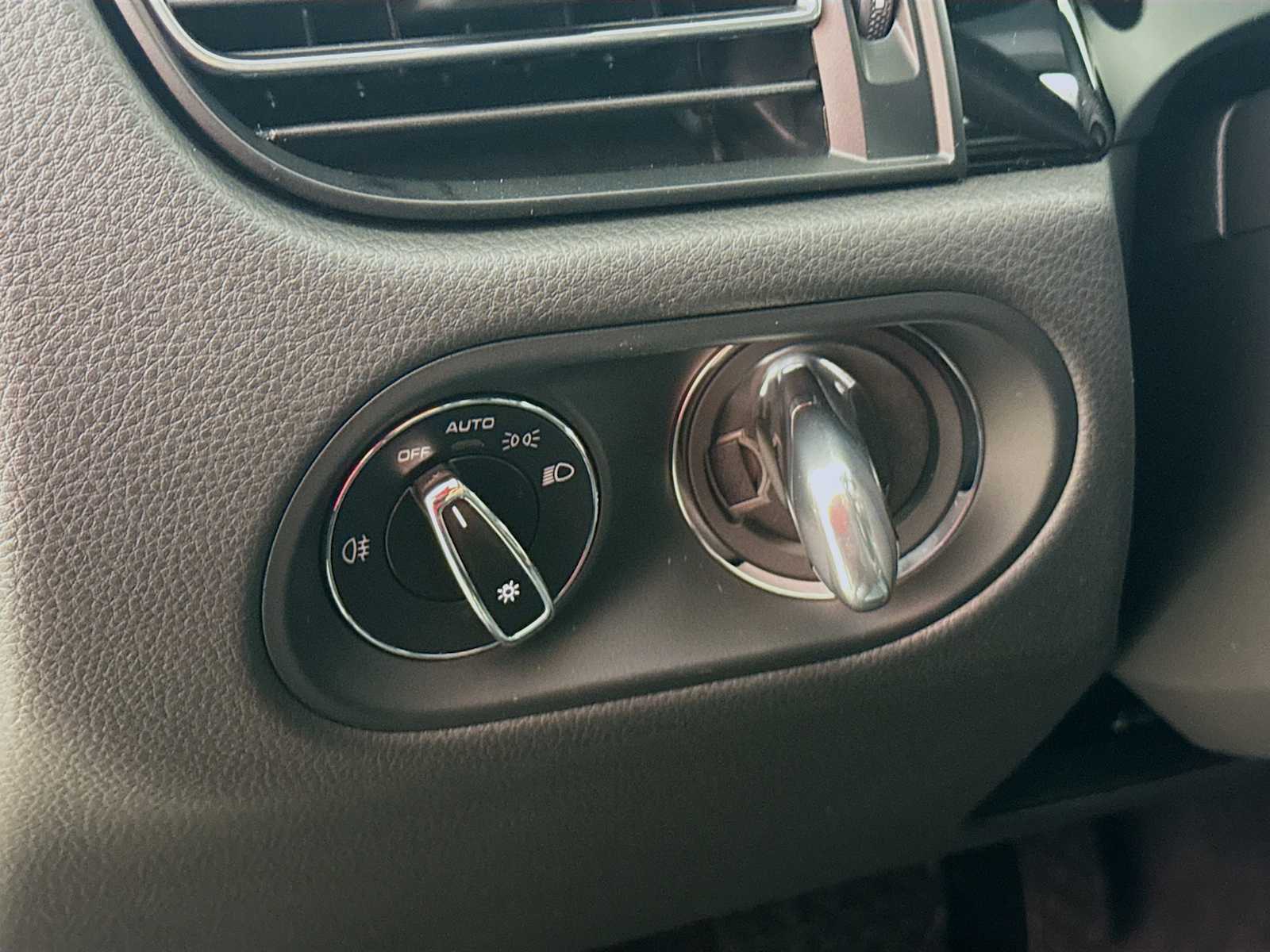 Thumbnail: 2026 Porsche Macan - 11