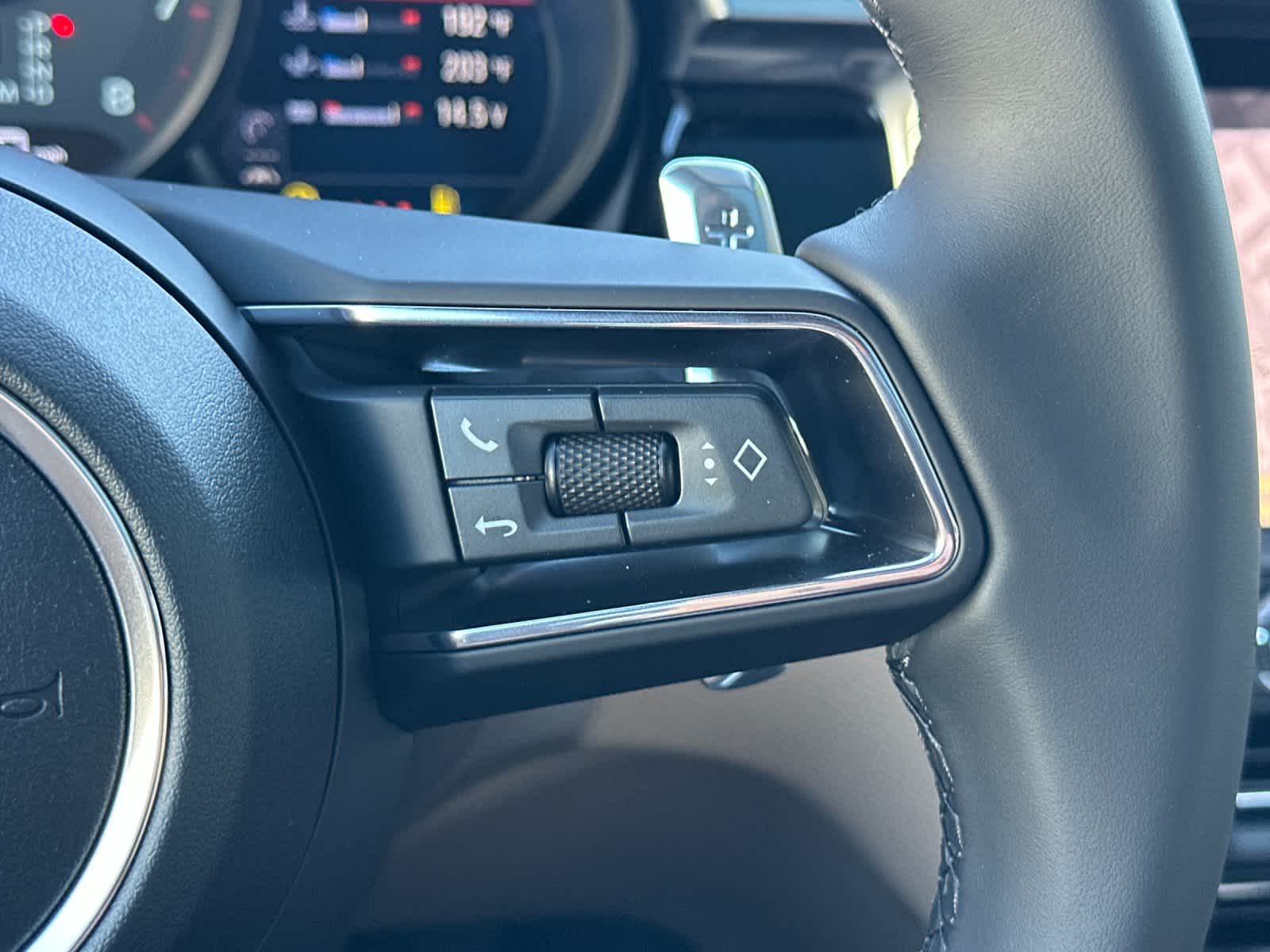 Thumbnail: 2026 Porsche Macan - 27