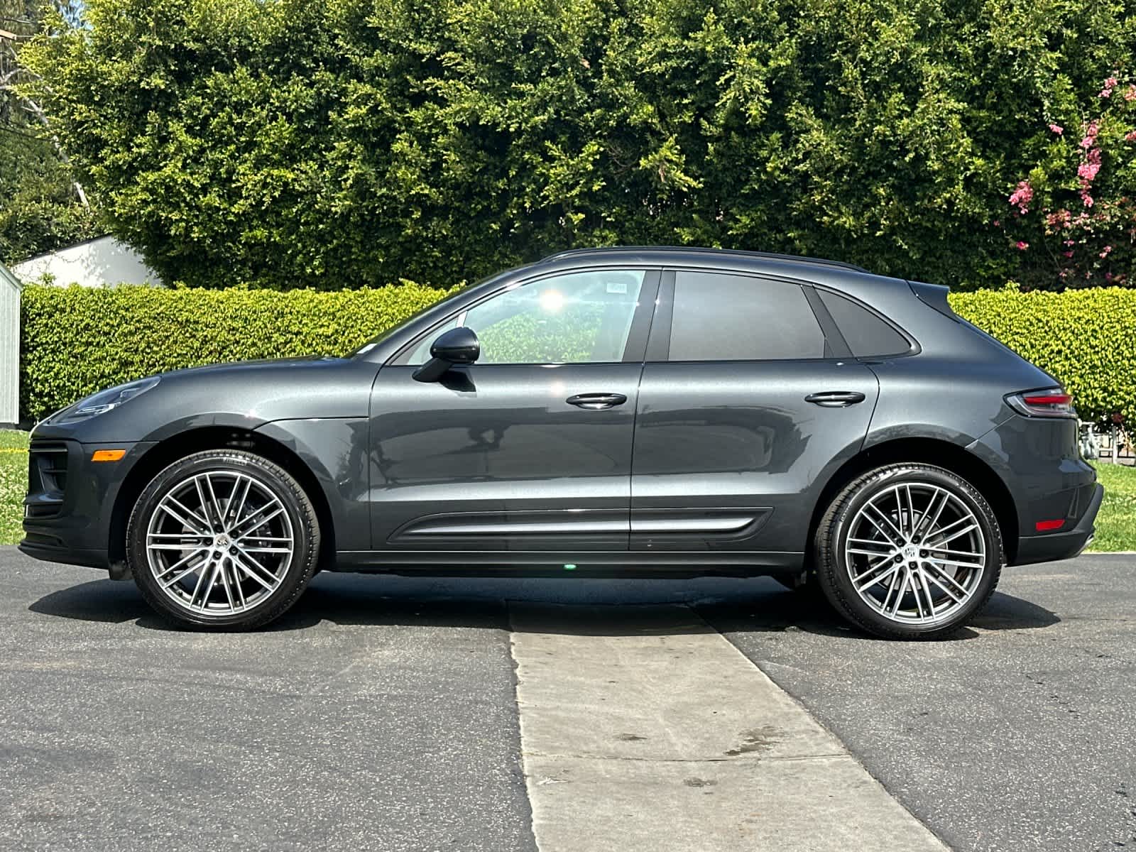Thumbnail: 2025 Porsche Macan - 2
