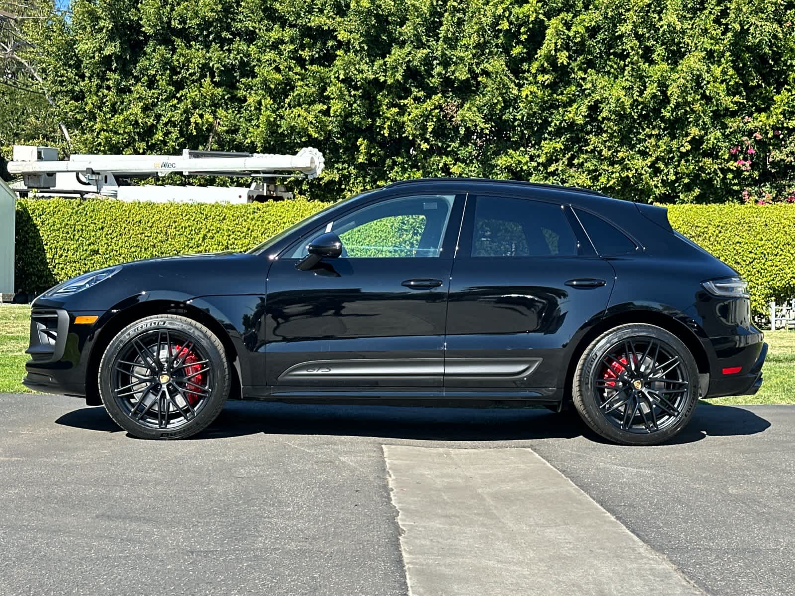 Thumbnail: 2026 Porsche Macan - 2