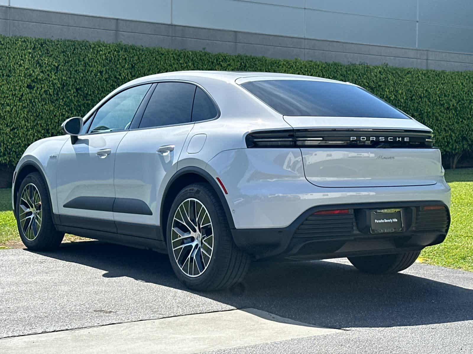 Thumbnail: 2026 Porsche Macan - 3
