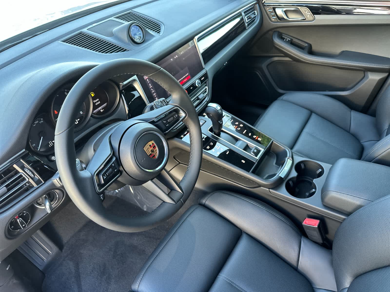 Thumbnail: 2026 Porsche Macan - 4