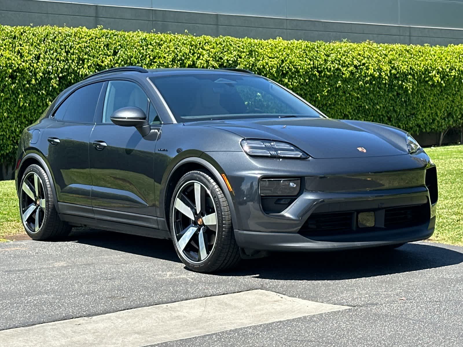 Thumbnail: 2026 Porsche Macan - 10