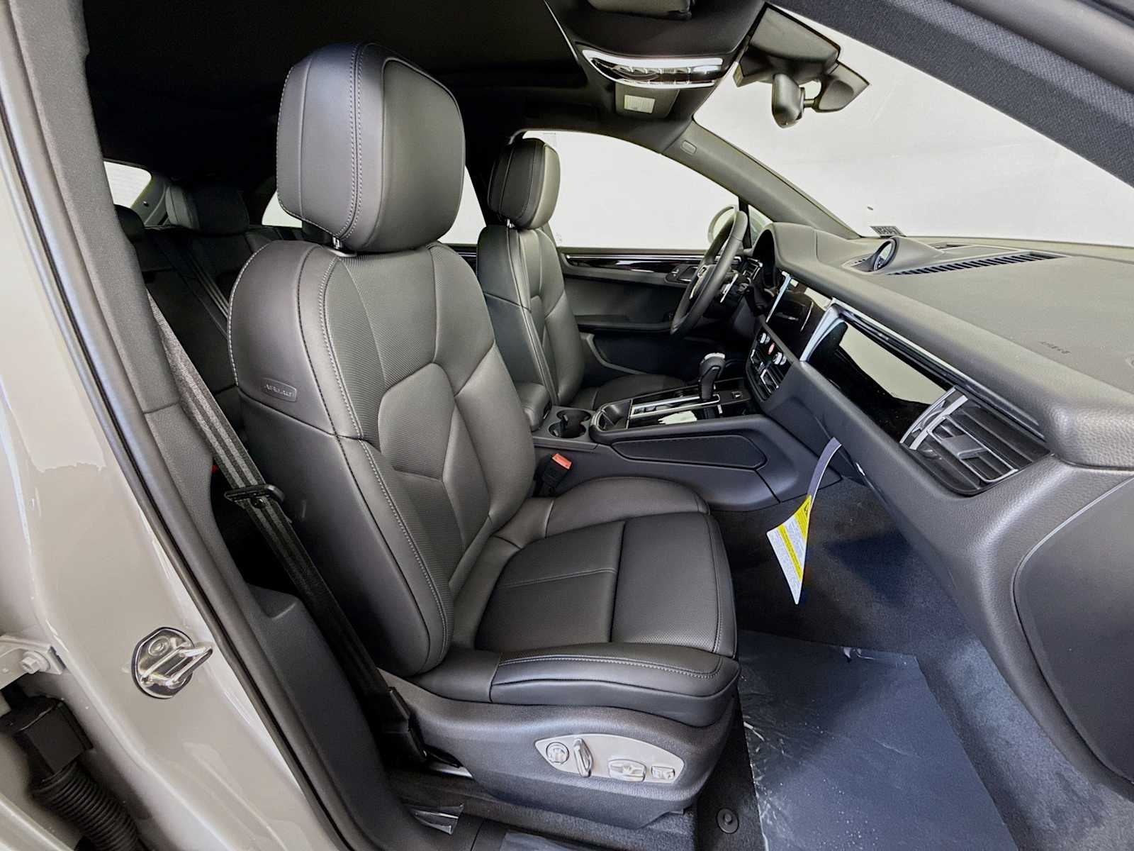 Thumbnail: 2026 Porsche Macan - 21