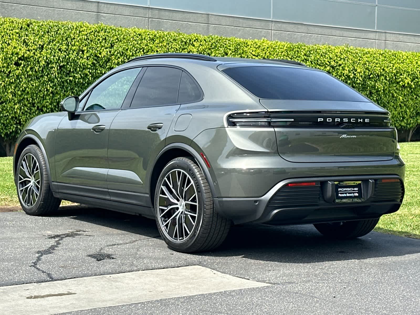 Thumbnail: 2026 Porsche Macan - 3