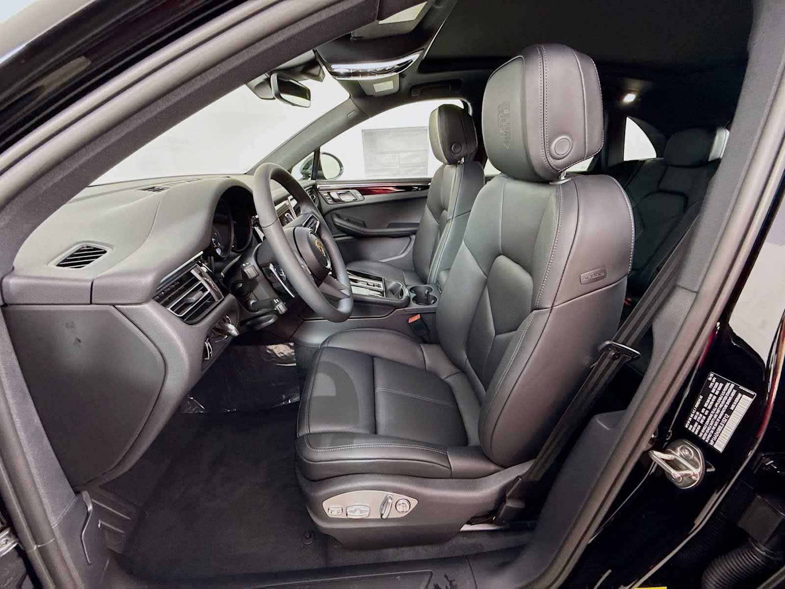 Thumbnail: 2025 Porsche Macan - 5