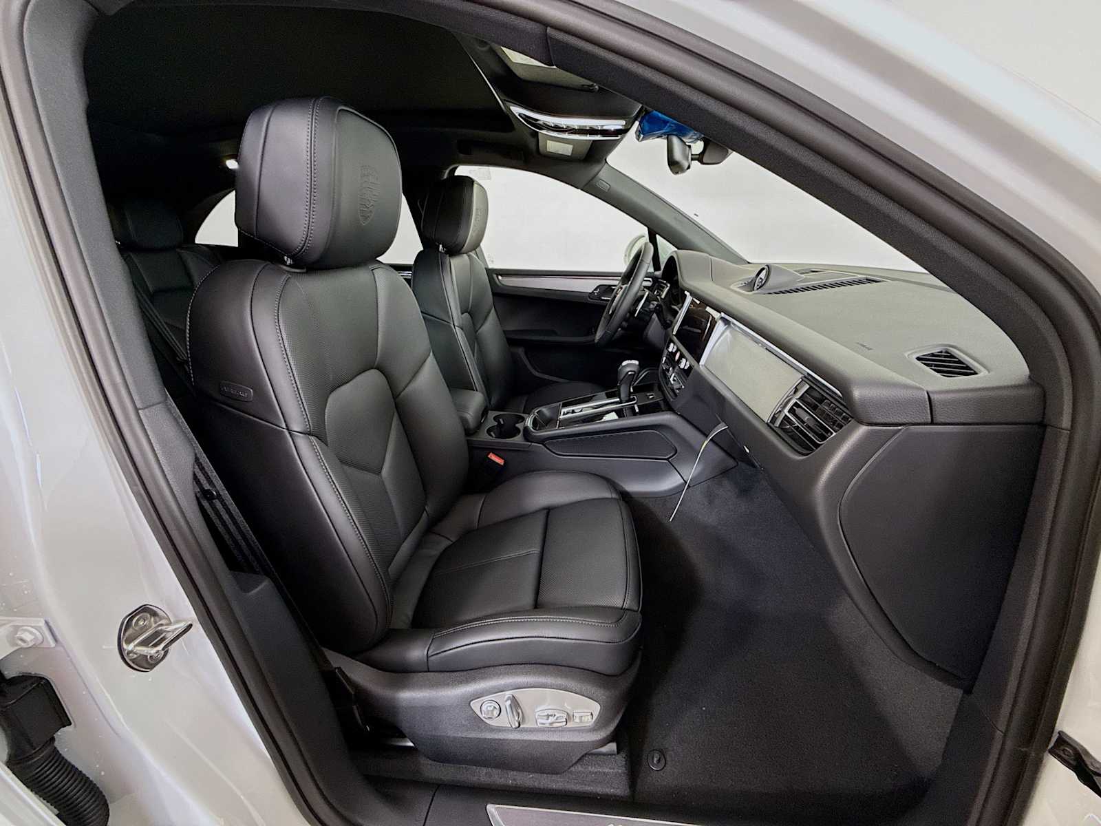 Thumbnail: 2026 Porsche Macan - 21