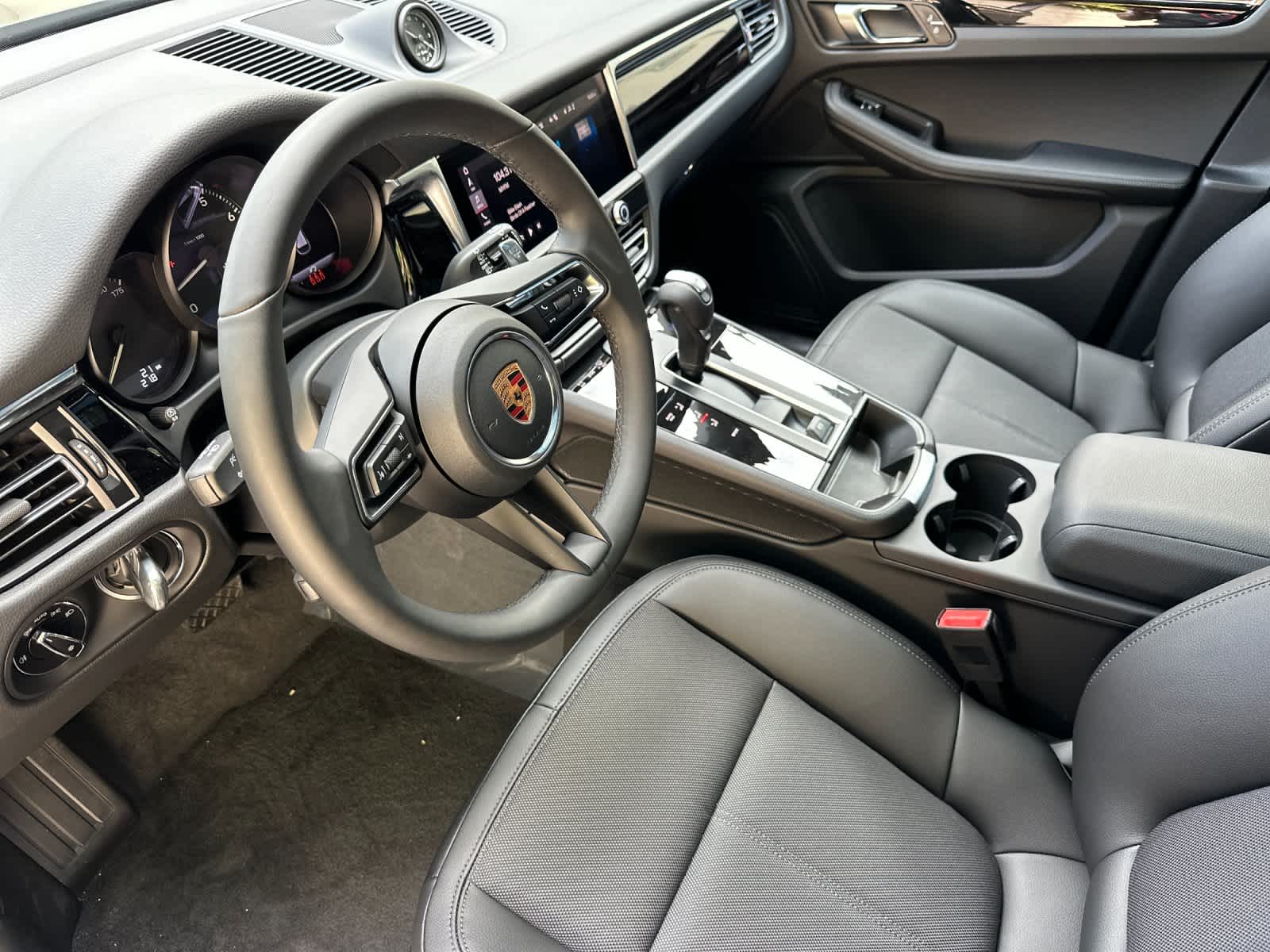 Thumbnail: 2026 Porsche Macan - 4