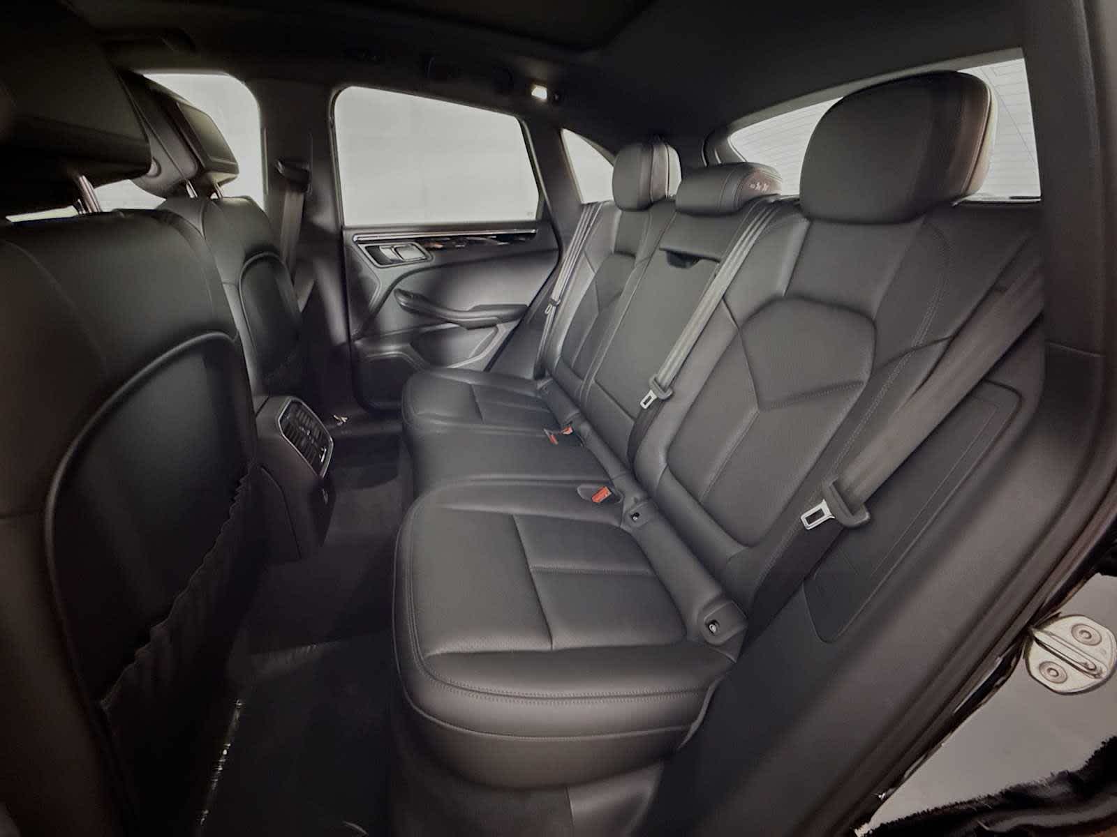 Thumbnail: 2026 Porsche Macan - 17