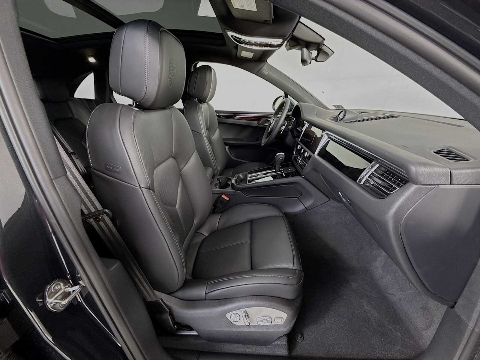 Thumbnail: 2026 Porsche Macan - 21