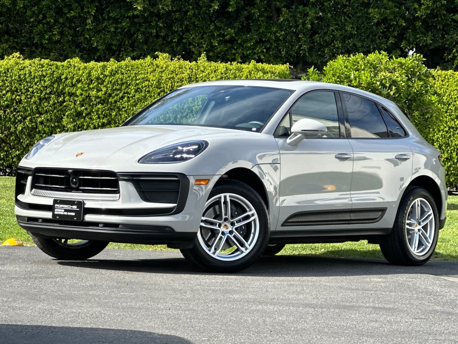 Thumbnail: 2025 Porsche Macan - 1