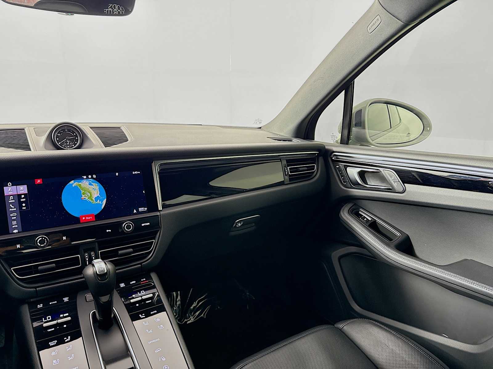 Thumbnail: 2024 Porsche Macan - 21