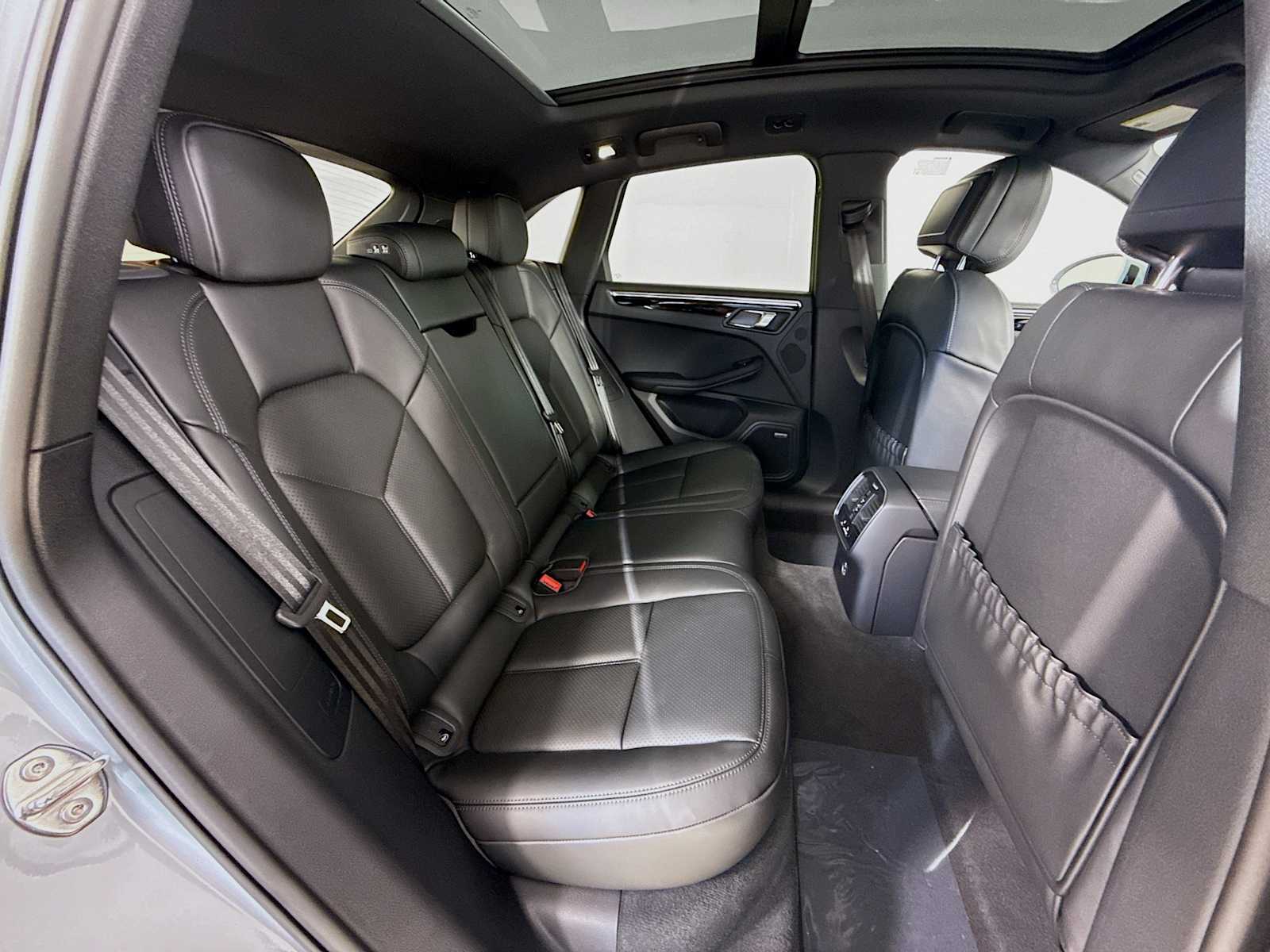 Thumbnail: 2026 Porsche Macan - 20