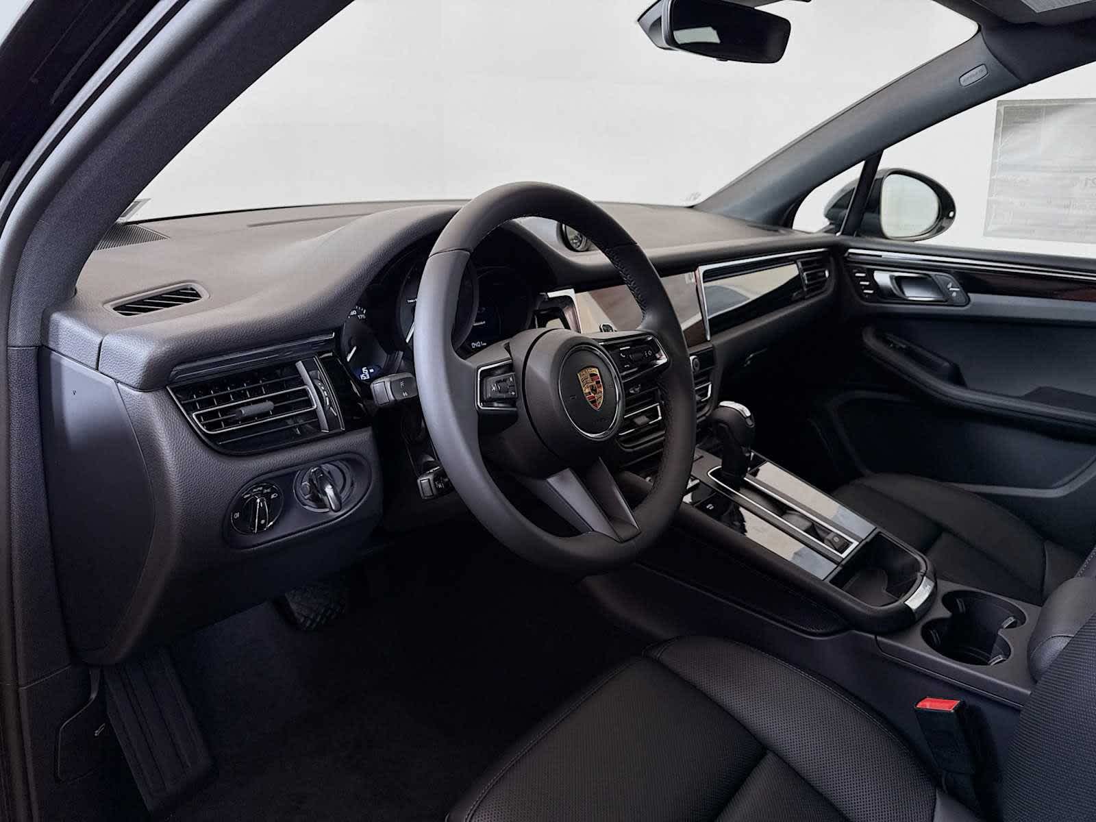 Thumbnail: 2026 Porsche Macan - 4