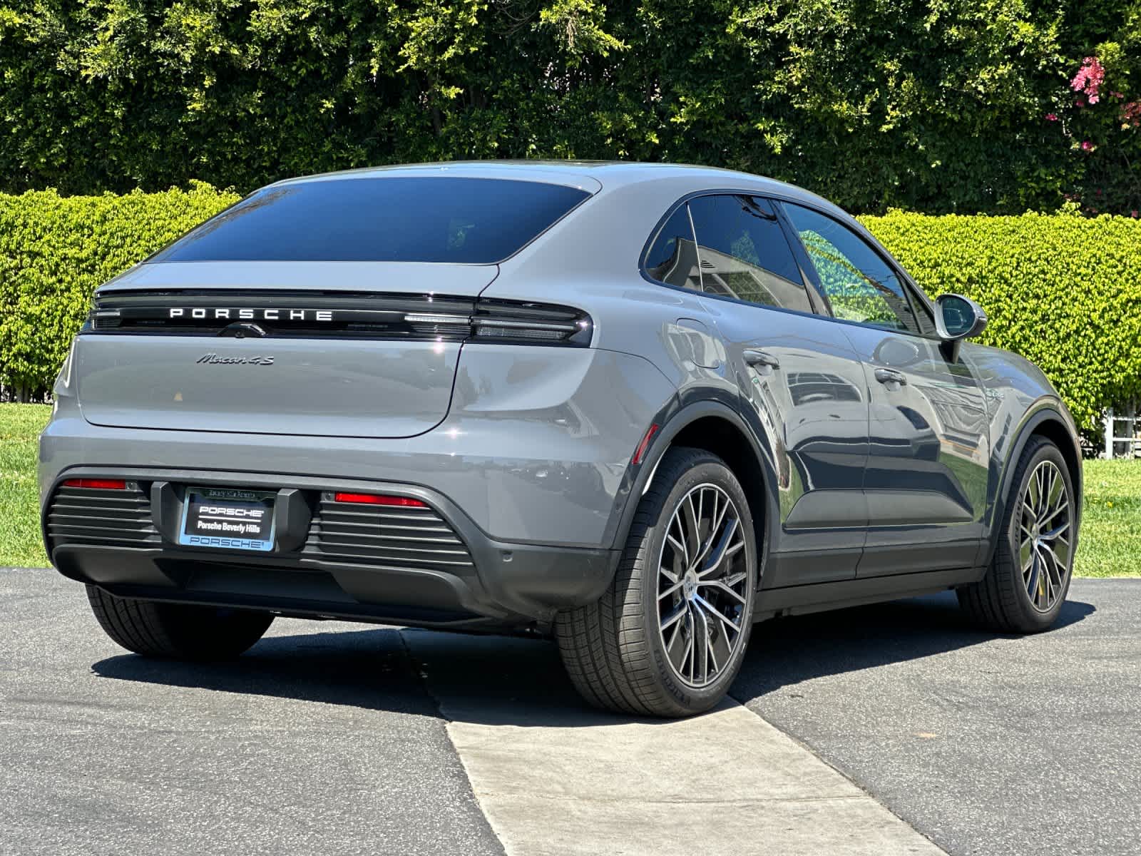 Thumbnail: 2026 Porsche Macan - 8