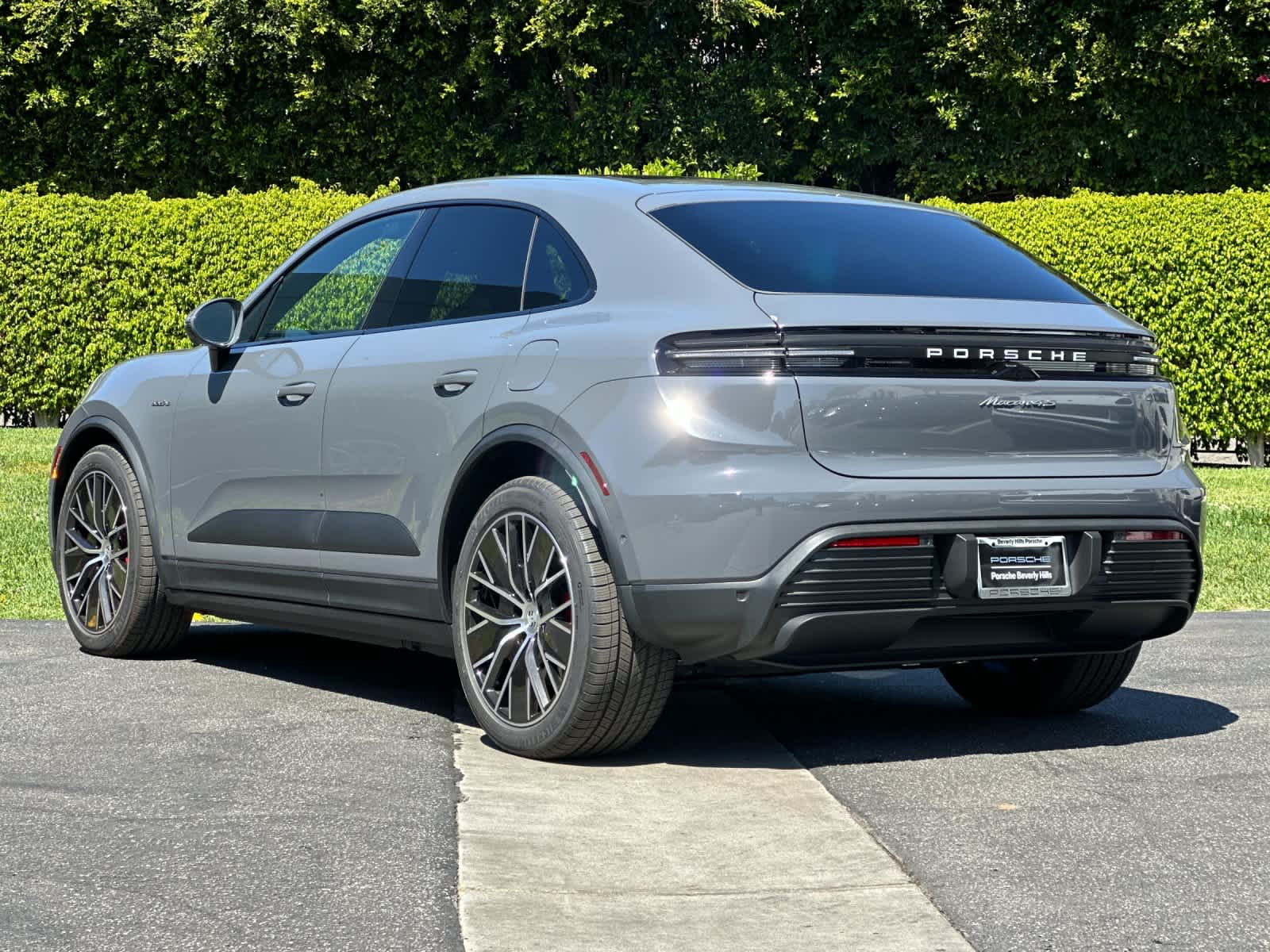 Thumbnail: 2026 Porsche Macan - 3