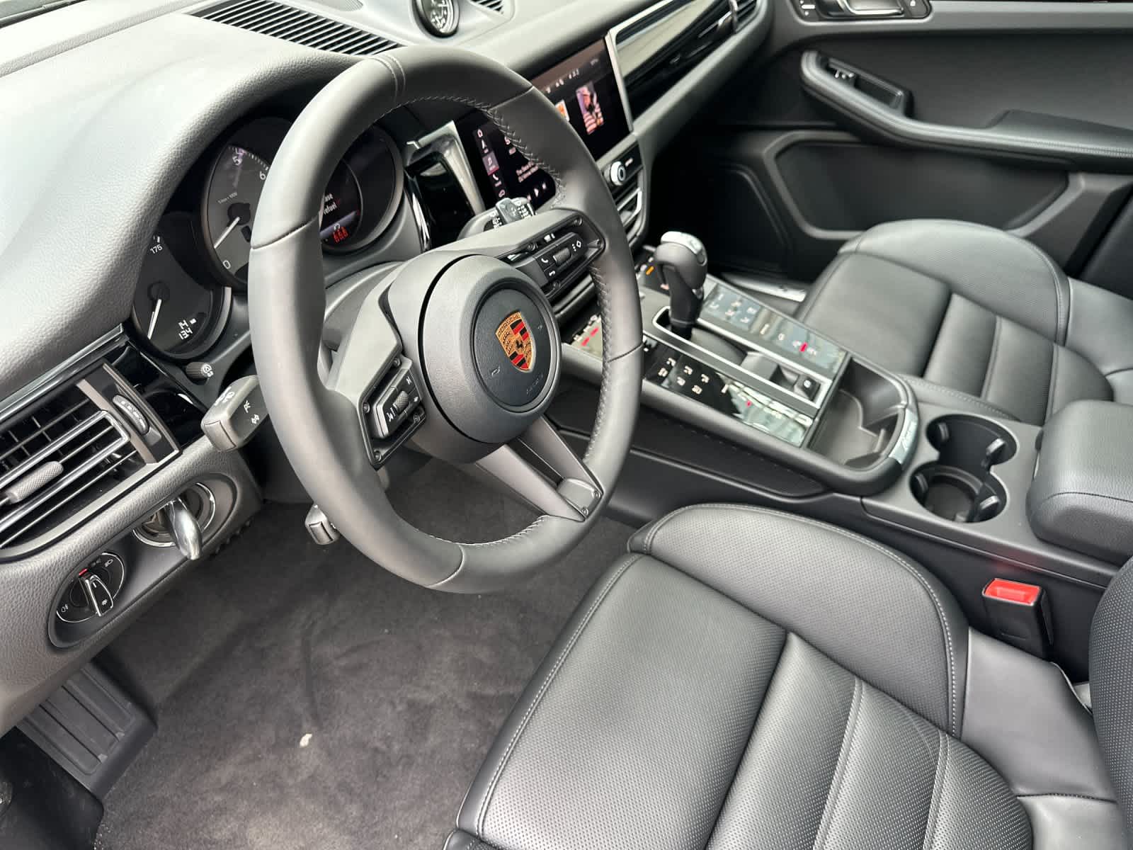 Thumbnail: 2026 Porsche Macan - 4