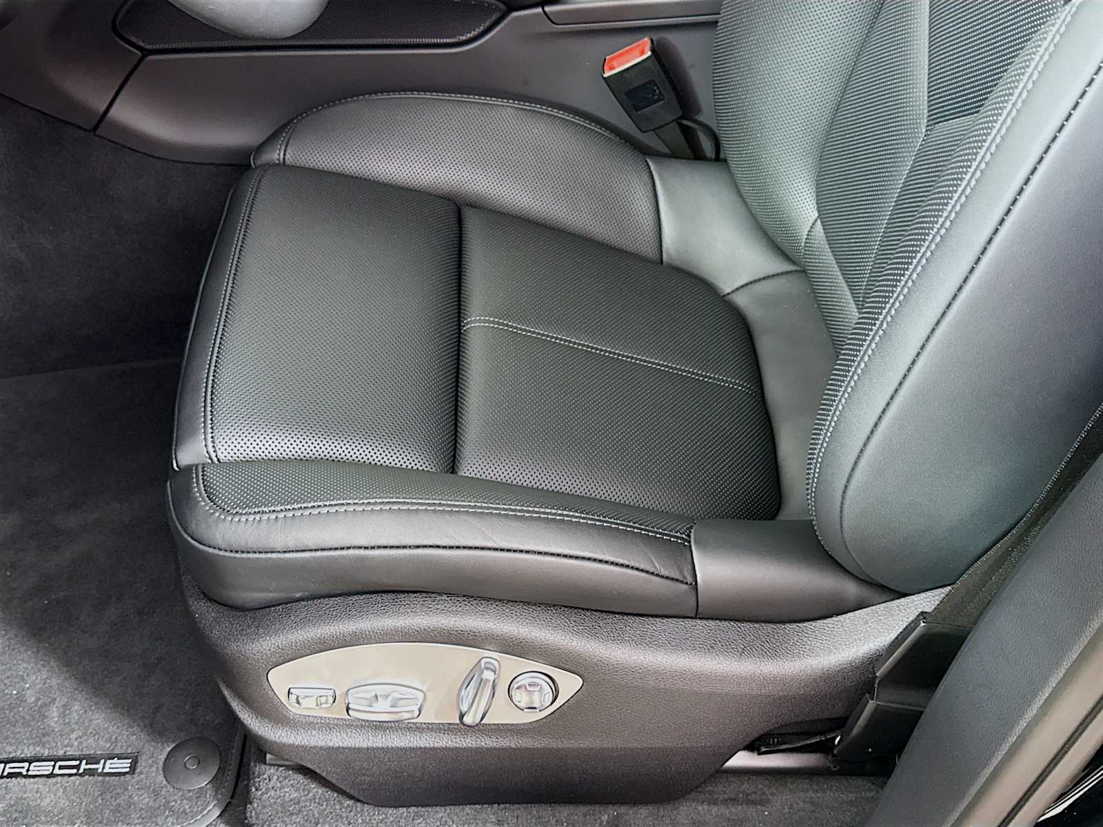 Thumbnail: 2025 Porsche Macan - 15