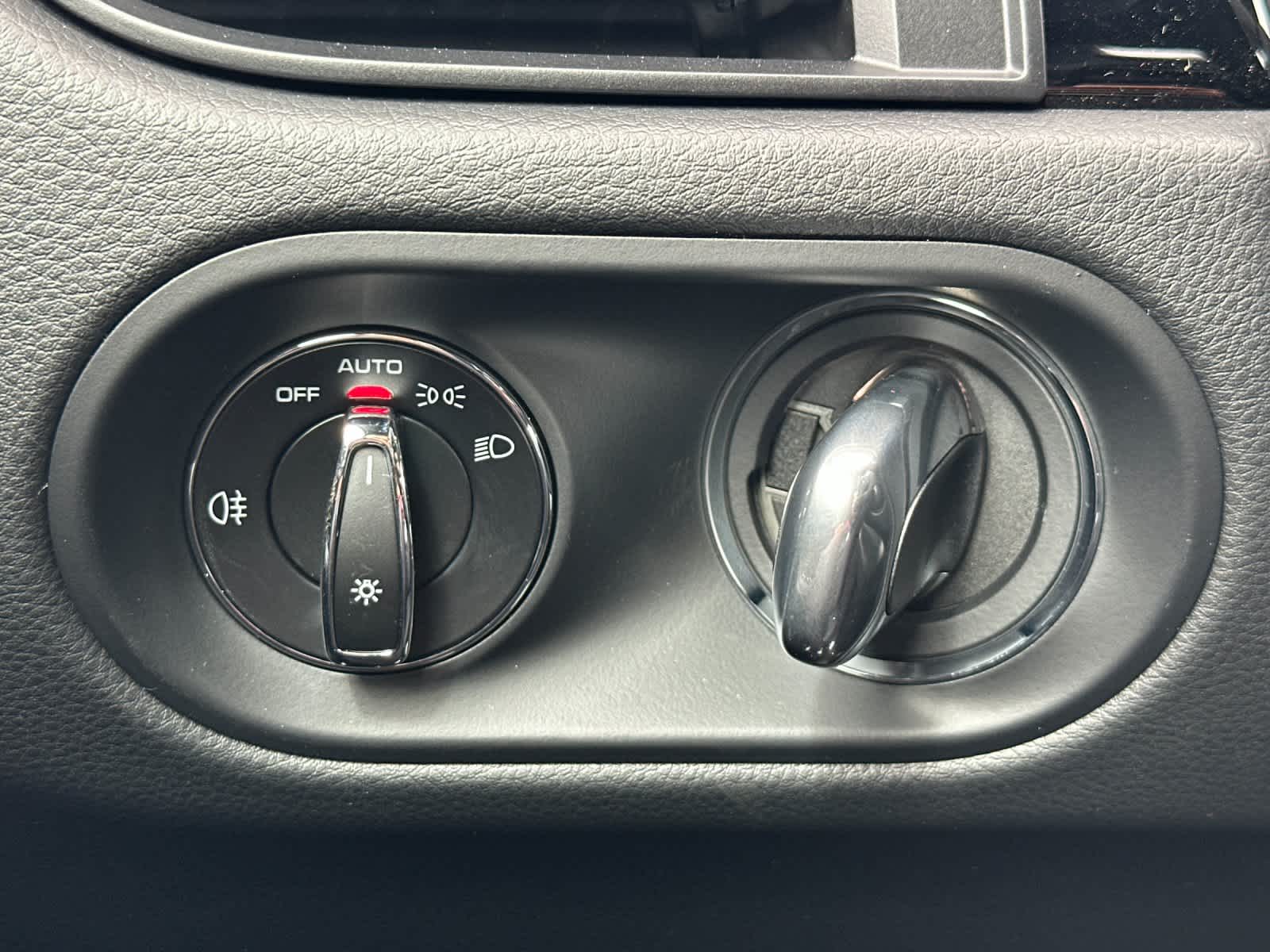 Thumbnail: 2026 Porsche Macan - 30