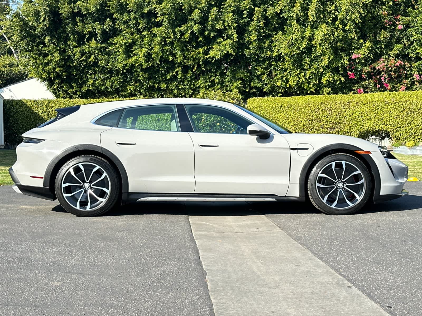 Thumbnail: 2022 Porsche Taycan - 9