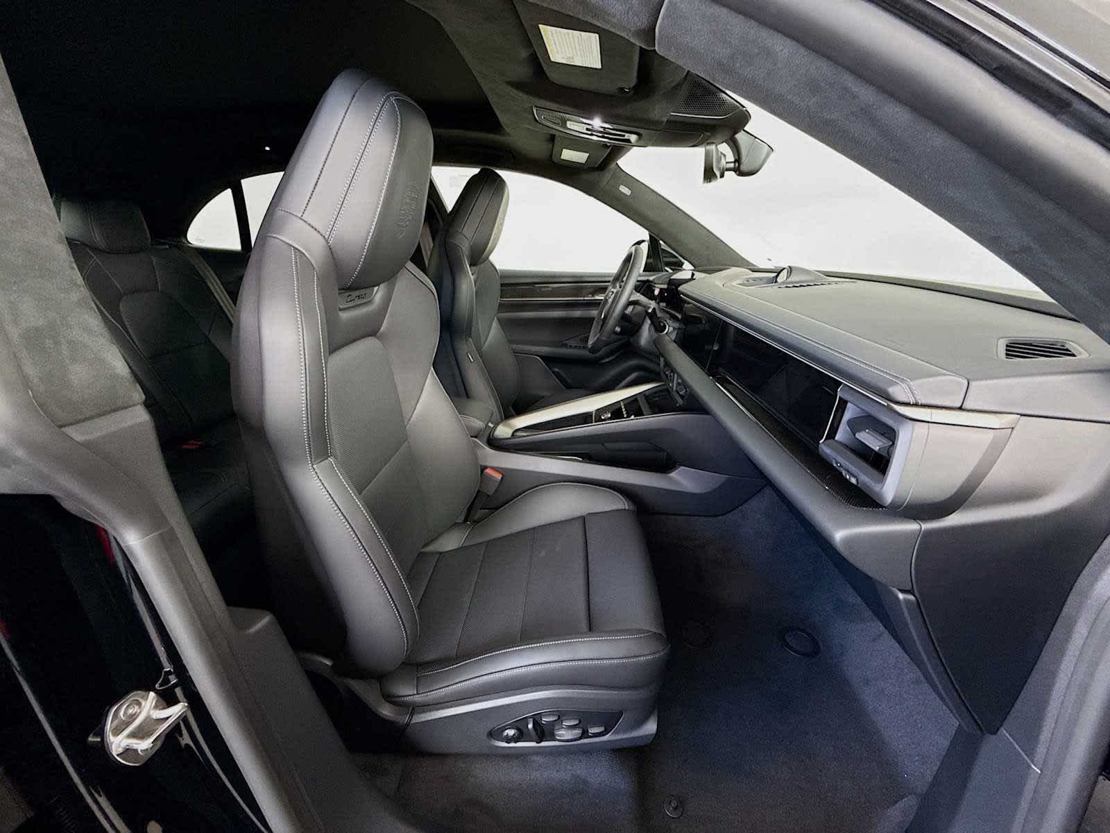 Thumbnail: 2025 Porsche Macan - 21