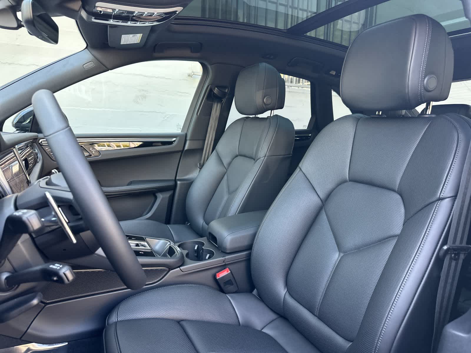 Thumbnail: 2026 Porsche Macan - 5