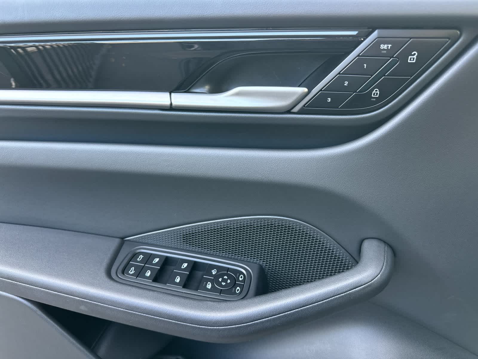 Thumbnail: 2025 Porsche Macan - 12