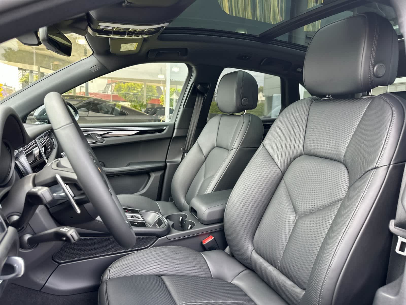 Thumbnail: 2026 Porsche Macan - 5