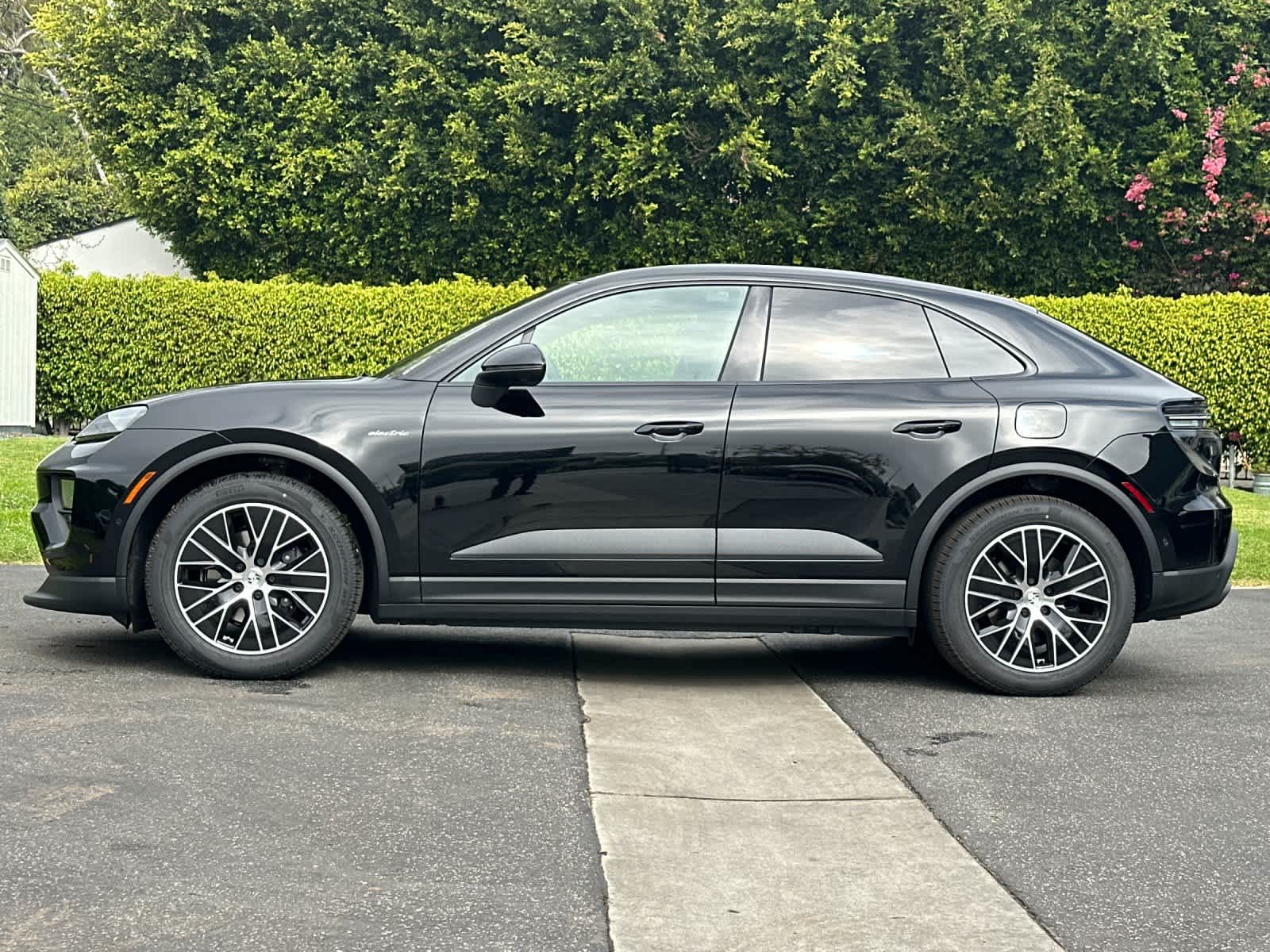 Thumbnail: 2026 Porsche Macan - 2