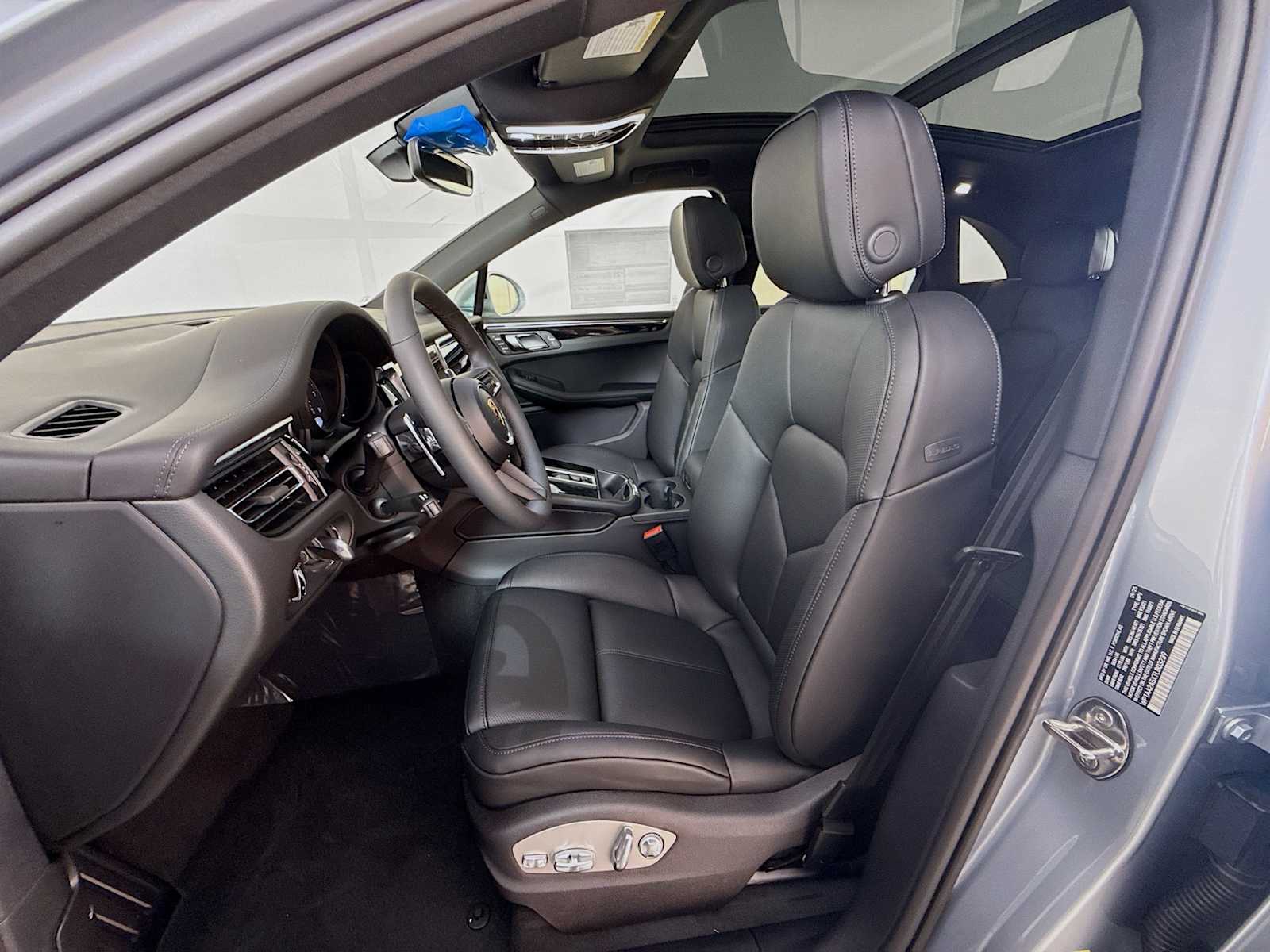 Thumbnail: 2026 Porsche Macan - 5