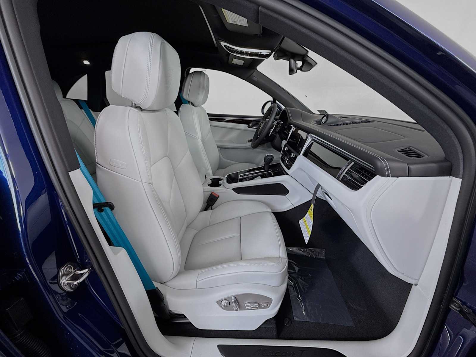 Thumbnail: 2026 Porsche Macan - 21