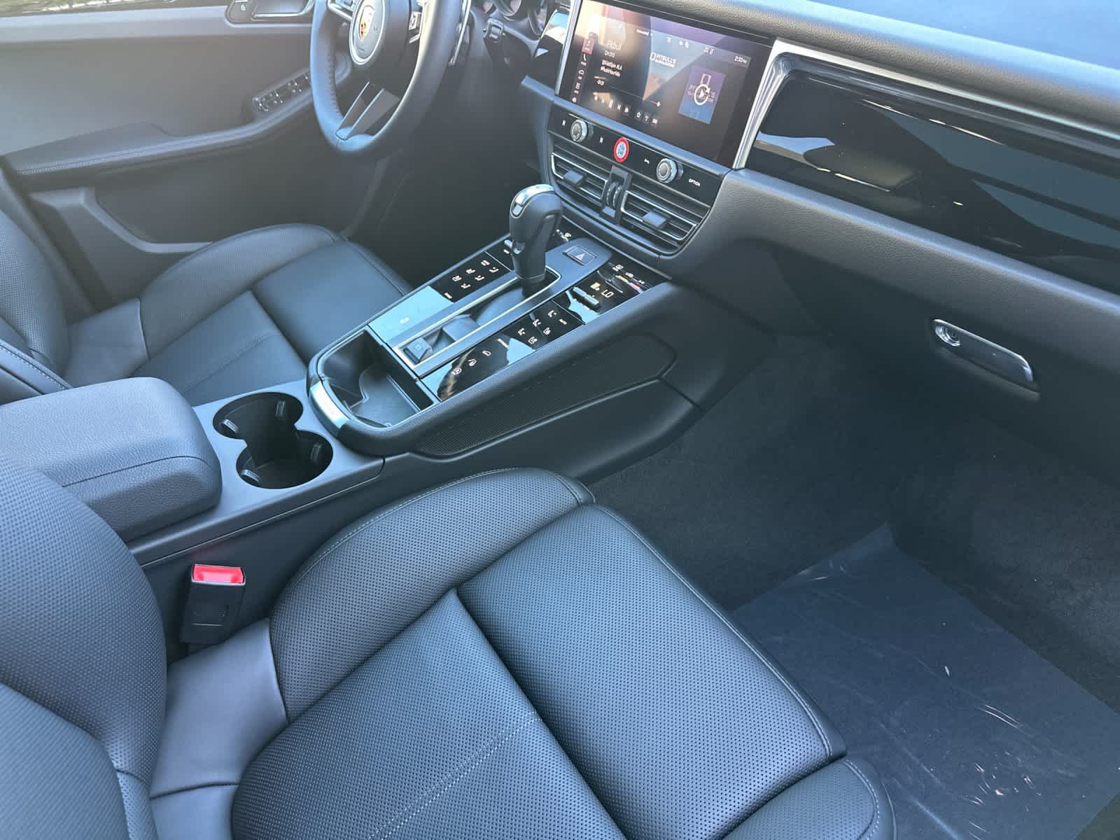 Thumbnail: 2026 Porsche Macan - 17