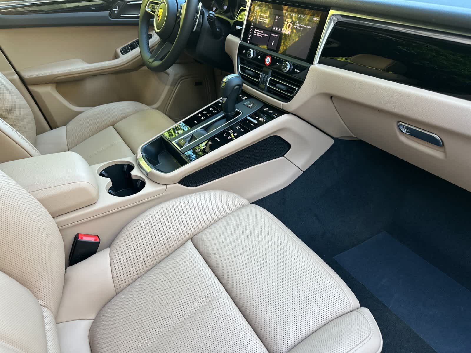 Thumbnail: 2026 Porsche Macan - 17