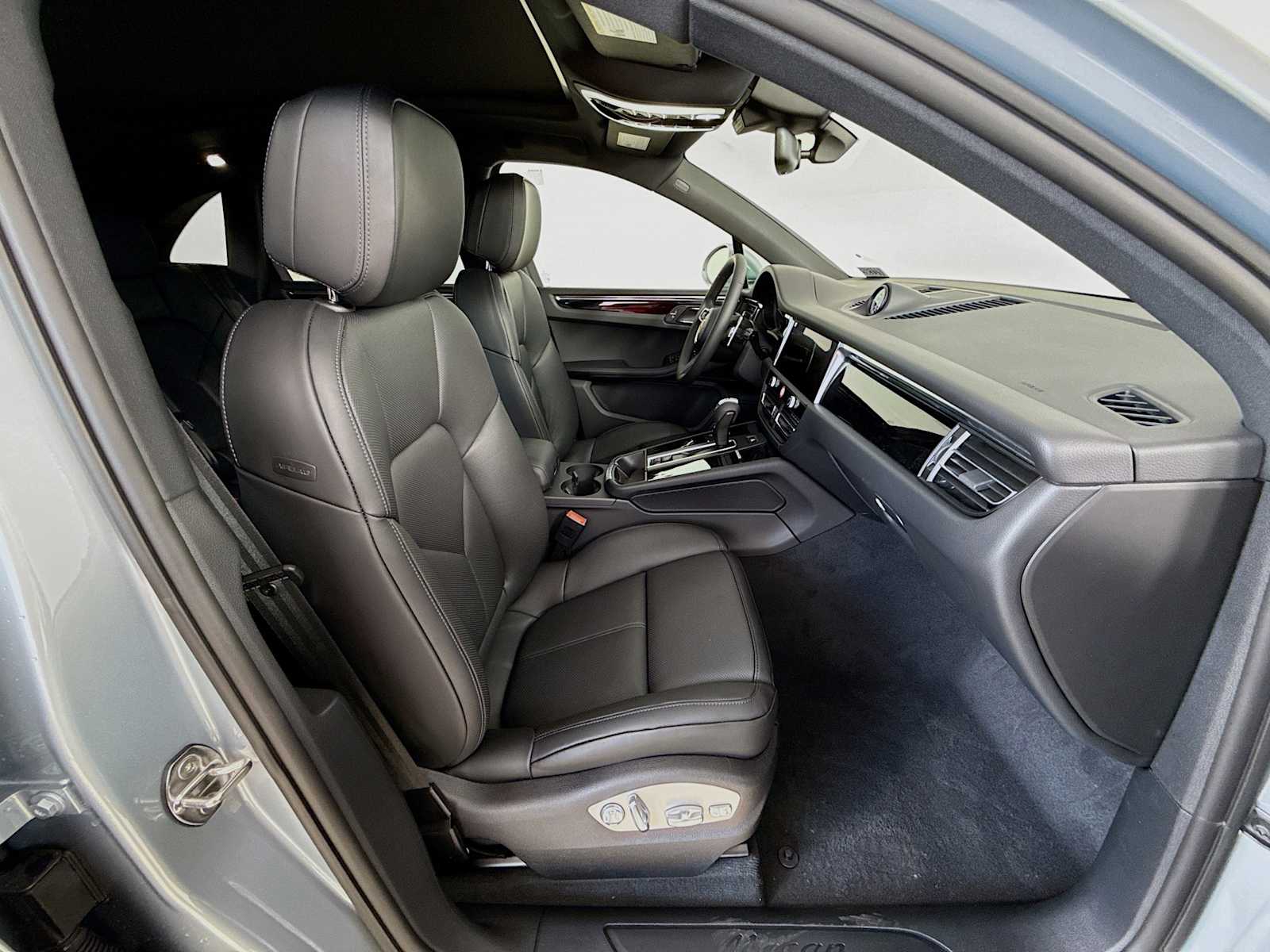 Thumbnail: 2026 Porsche Macan - 21