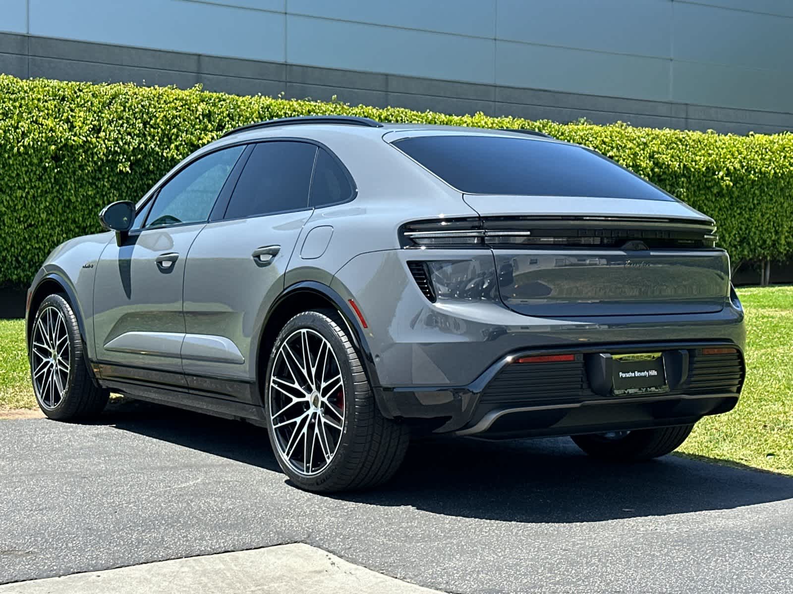 Thumbnail: 2026 Porsche Macan - 3