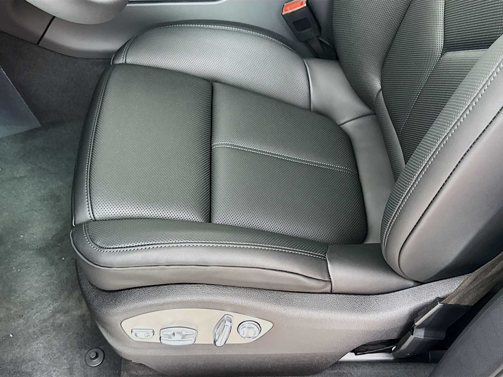 Thumbnail: 2026 Porsche Macan - 15