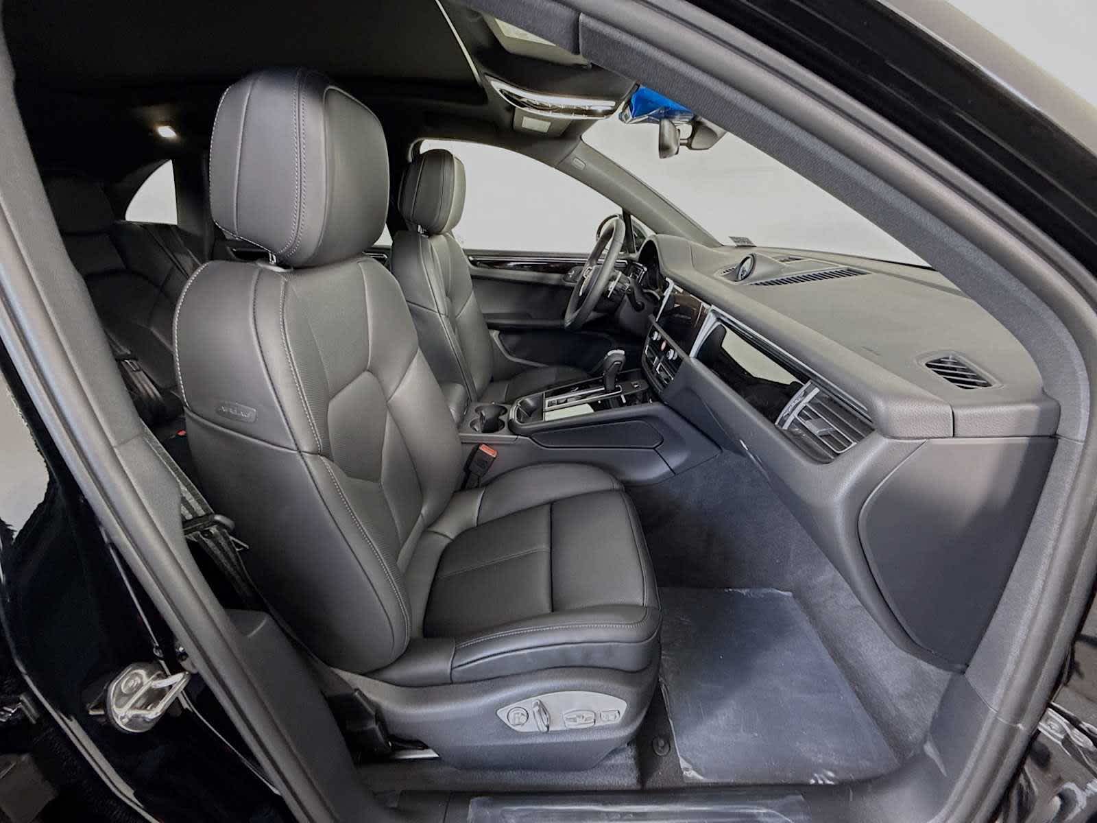 Thumbnail: 2026 Porsche Macan - 21