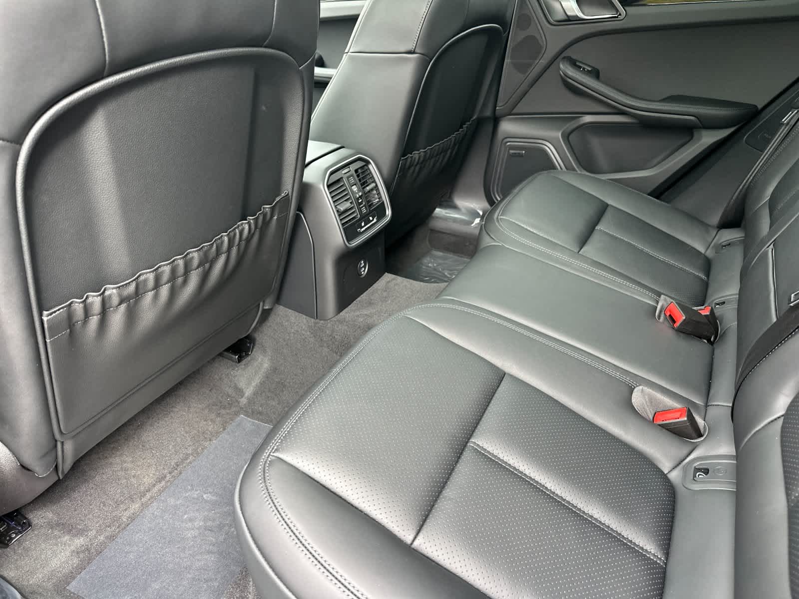 Thumbnail: 2026 Porsche Macan - 13