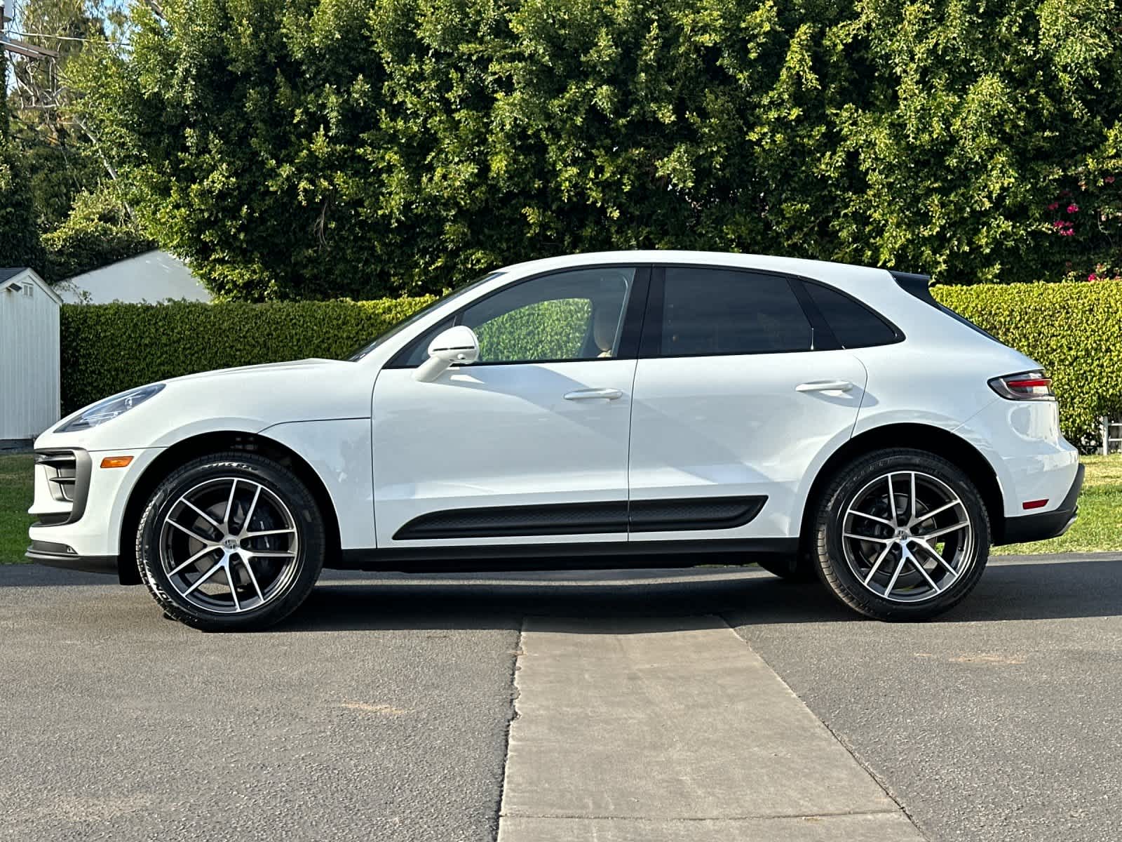 Thumbnail: 2026 Porsche Macan - 2