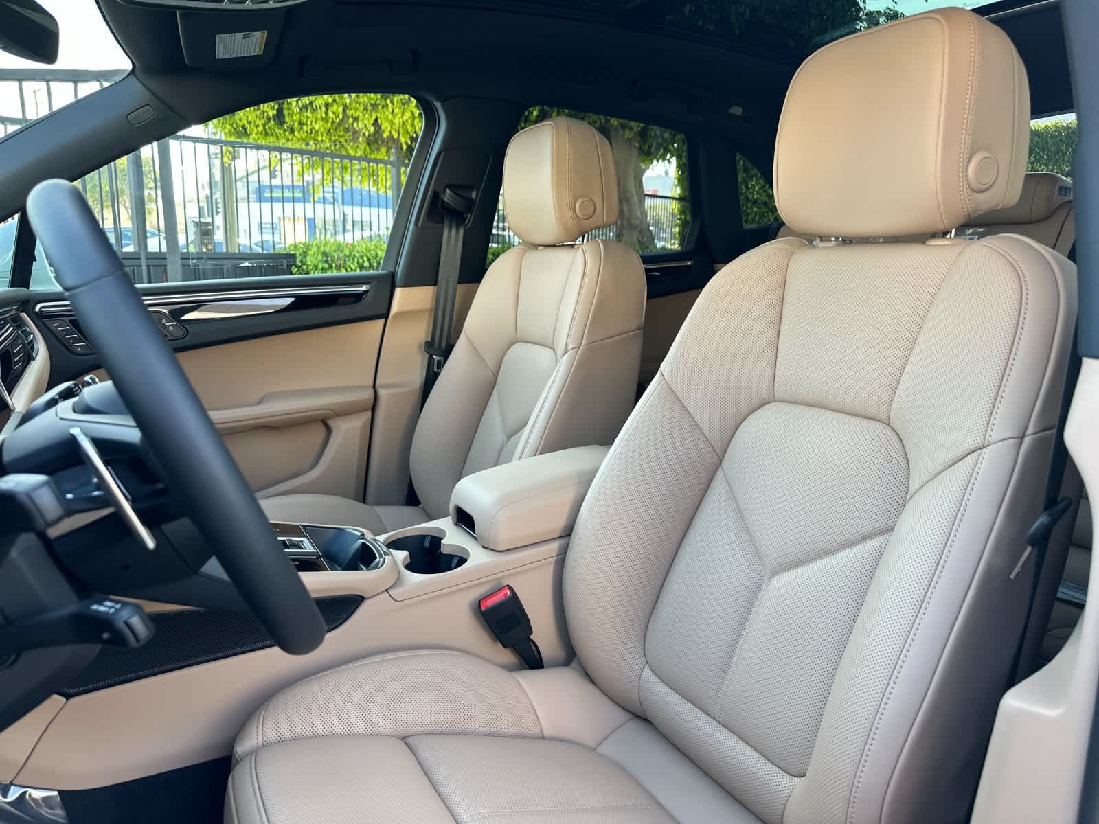 Thumbnail: 2026 Porsche Macan - 5