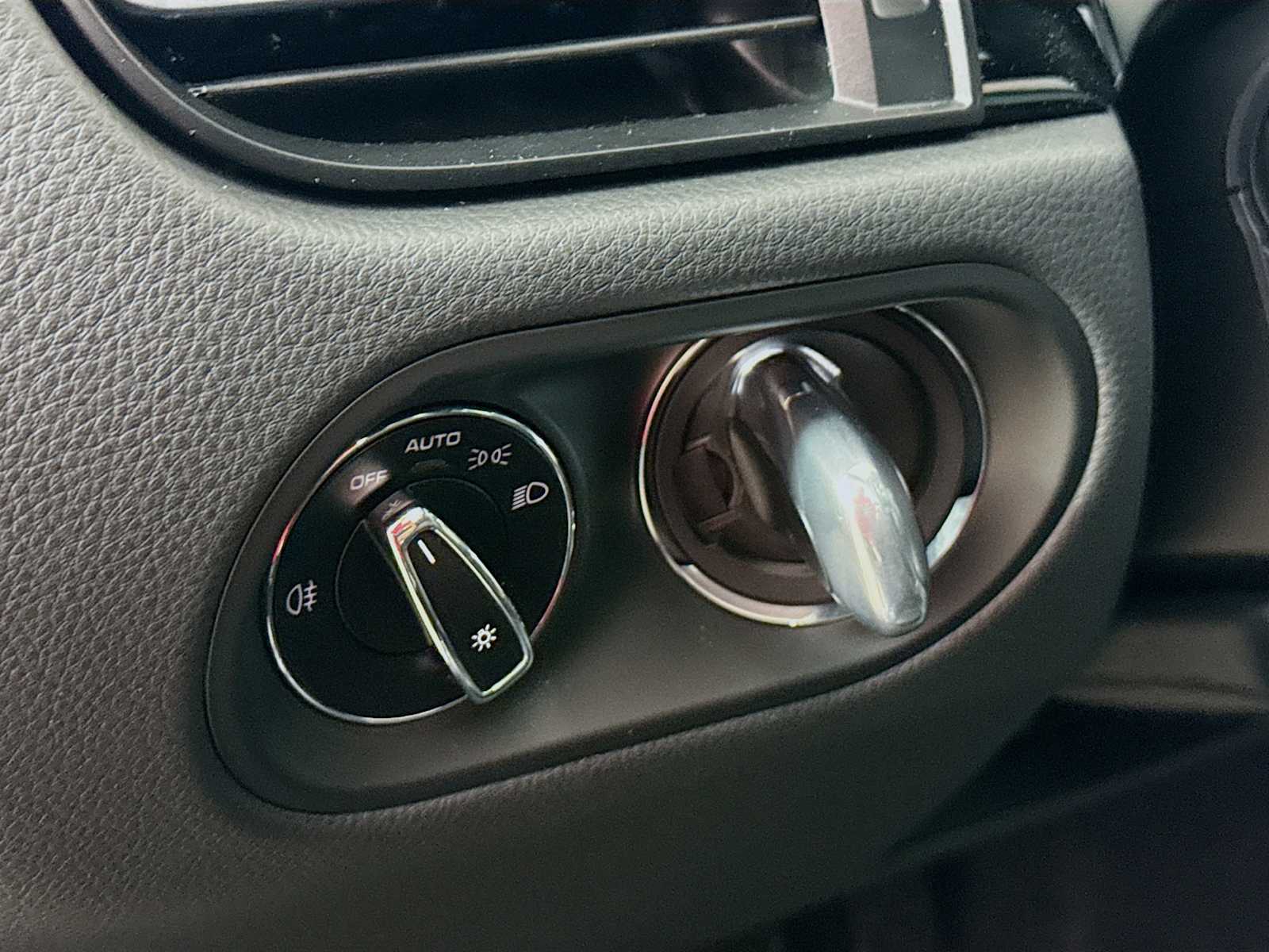 Thumbnail: 2026 Porsche Macan - 11