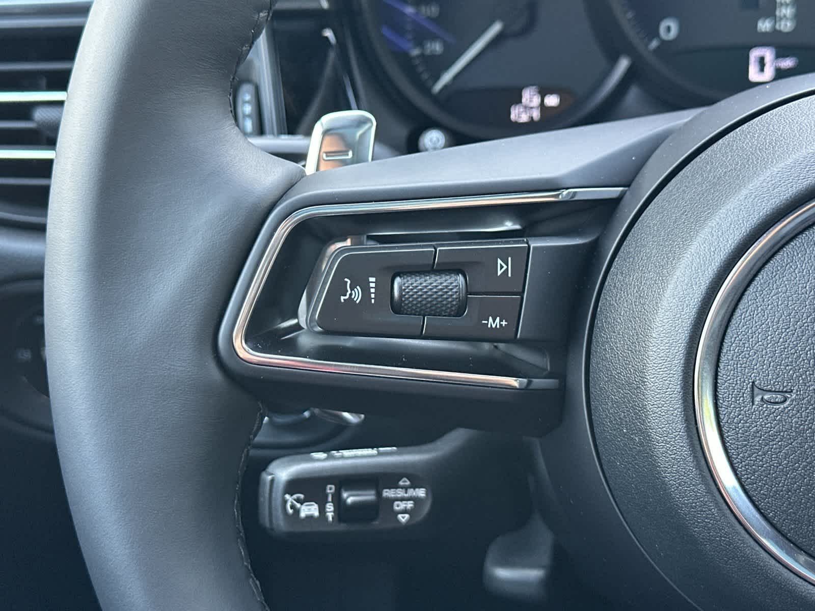 Thumbnail: 2026 Porsche Macan - 27