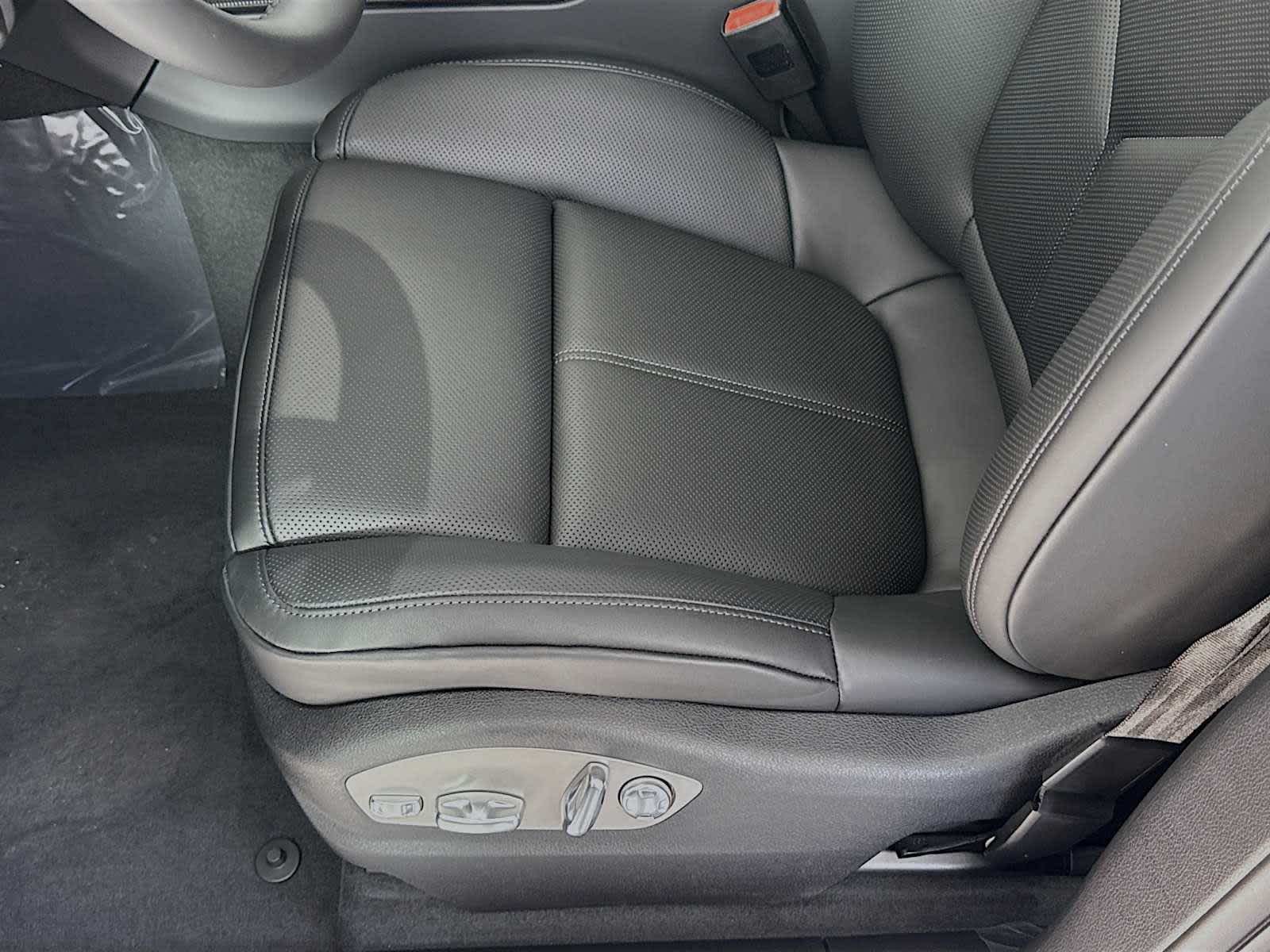 Thumbnail: 2026 Porsche Macan - 15