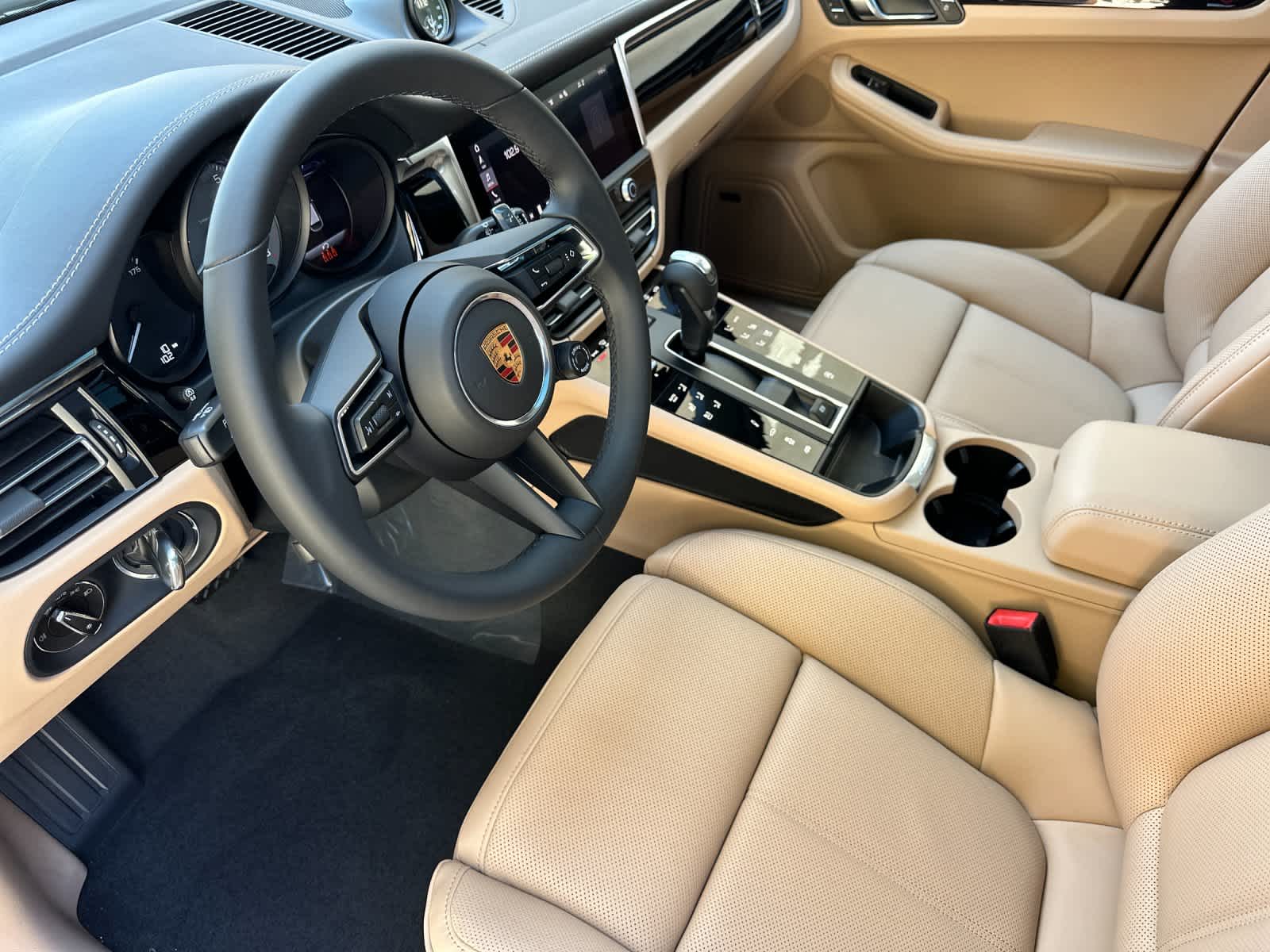 Thumbnail: 2026 Porsche Macan - 4