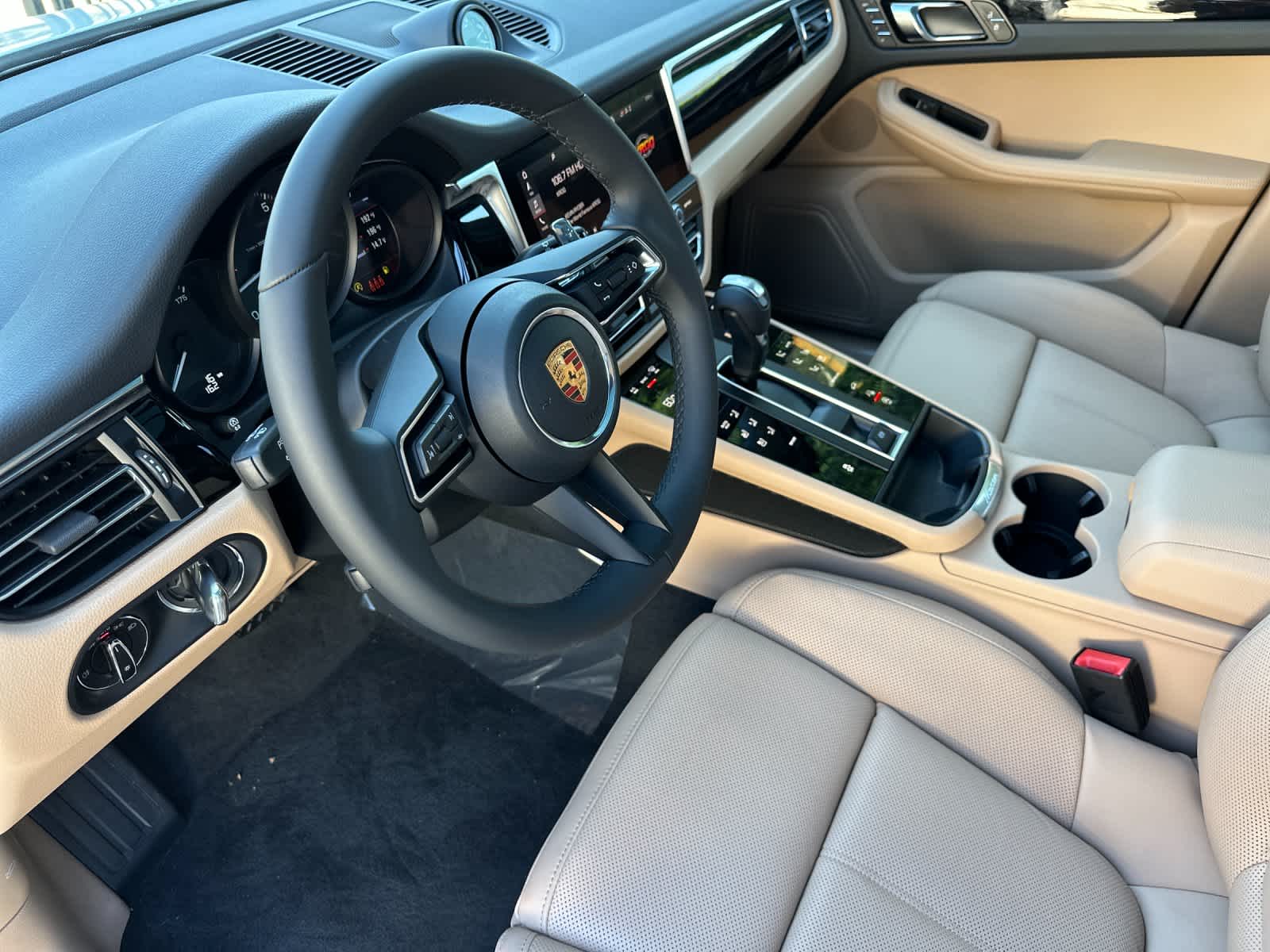 Thumbnail: 2026 Porsche Macan - 4