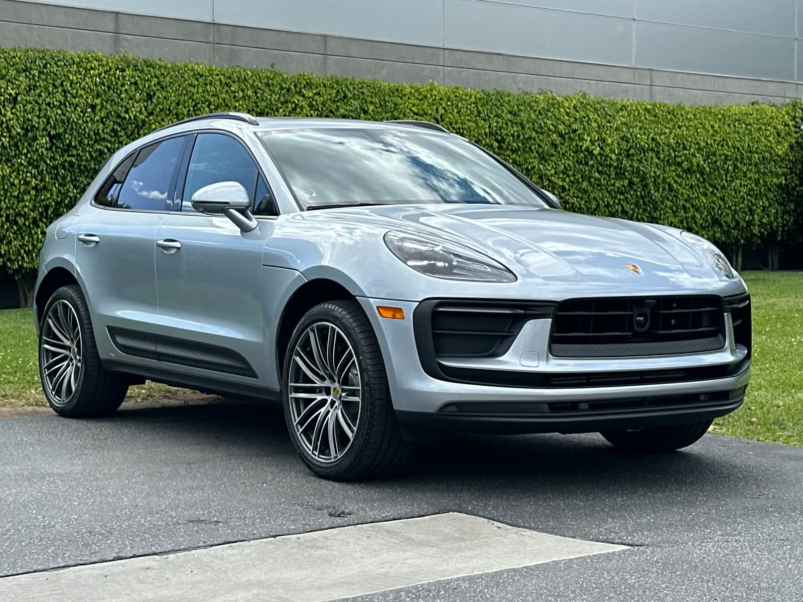 Thumbnail: 2026 Porsche Macan - 10