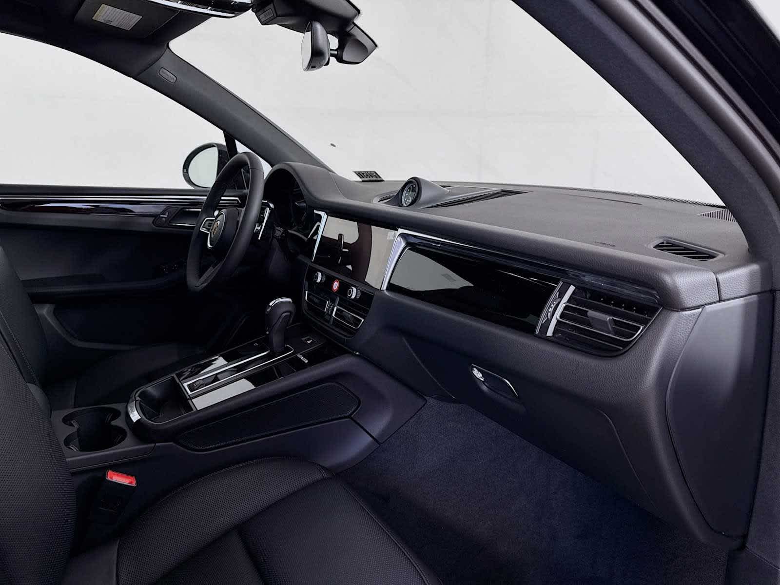 Thumbnail: 2026 Porsche Macan - 22