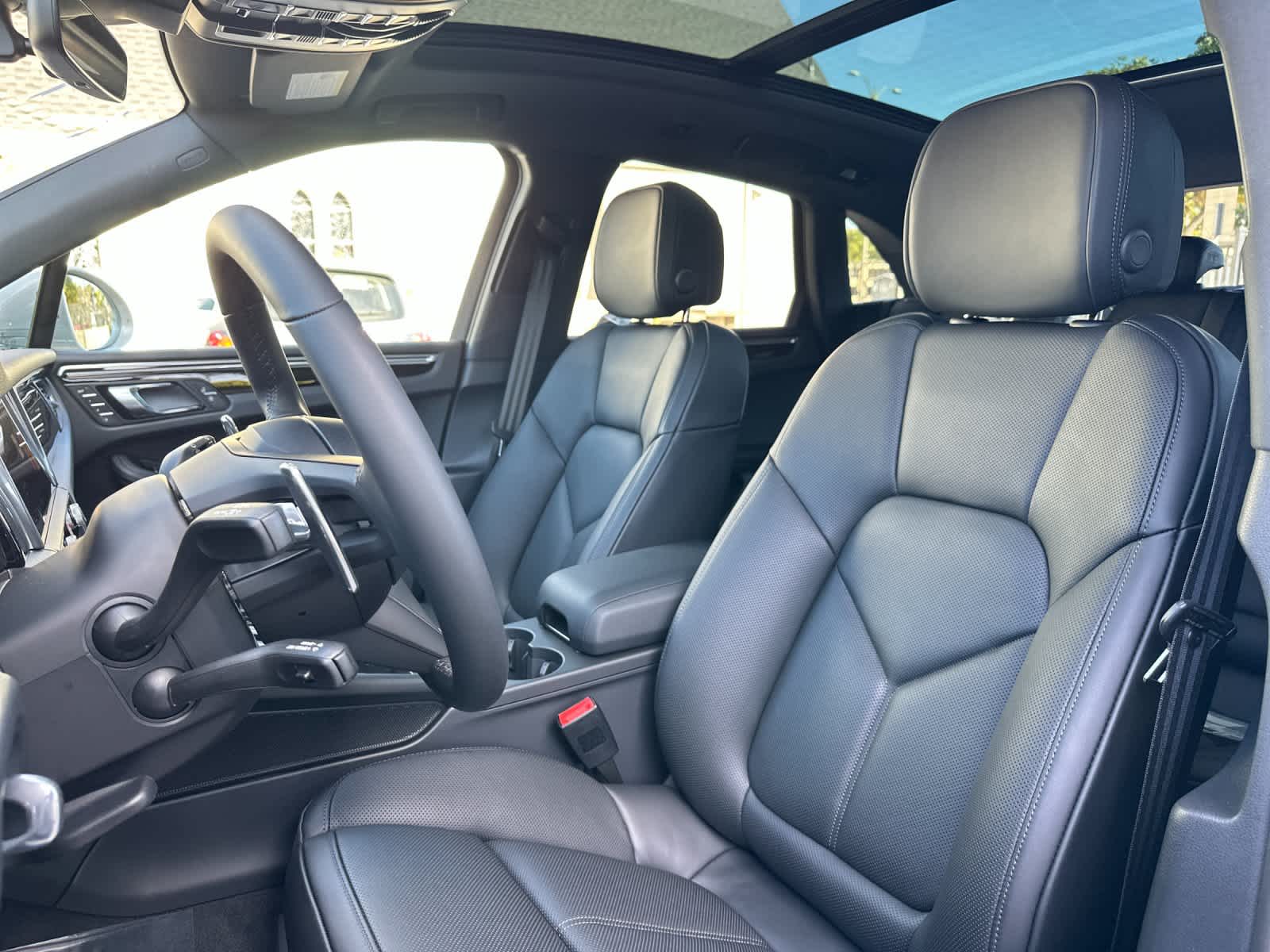 Thumbnail: 2026 Porsche Macan - 5