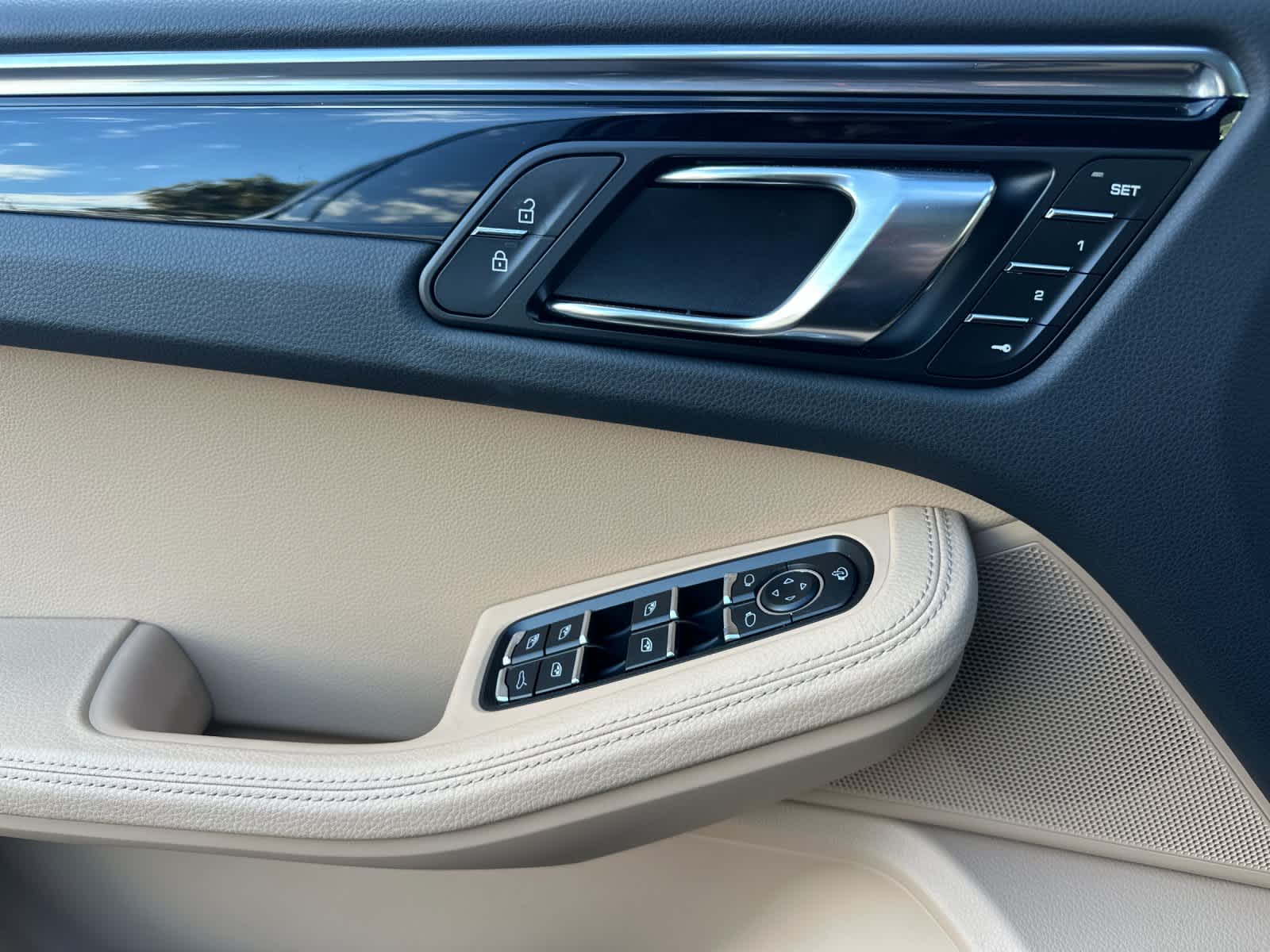 Thumbnail: 2025 Porsche Macan - 12