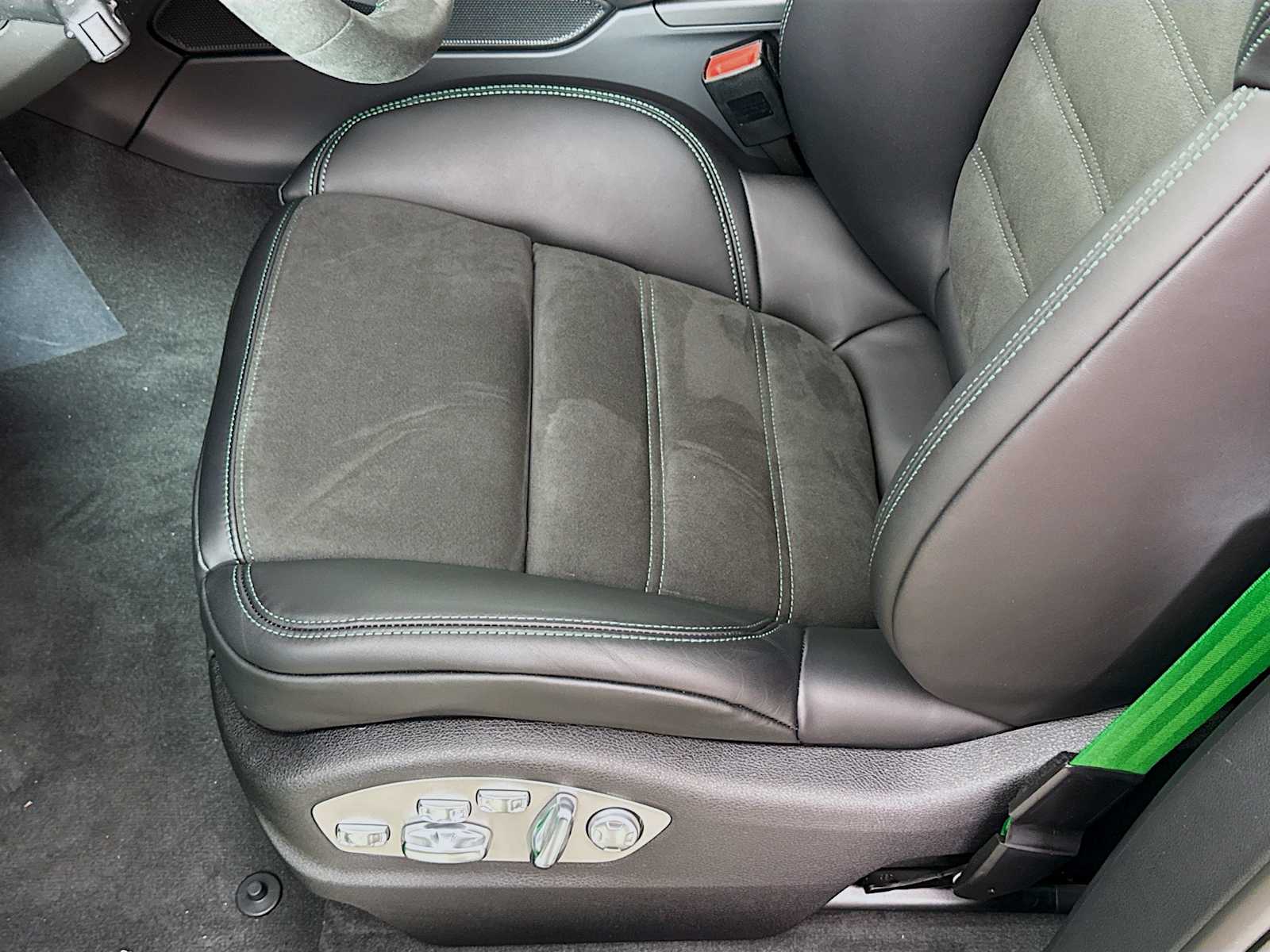 Thumbnail: 2025 Porsche Macan - 15